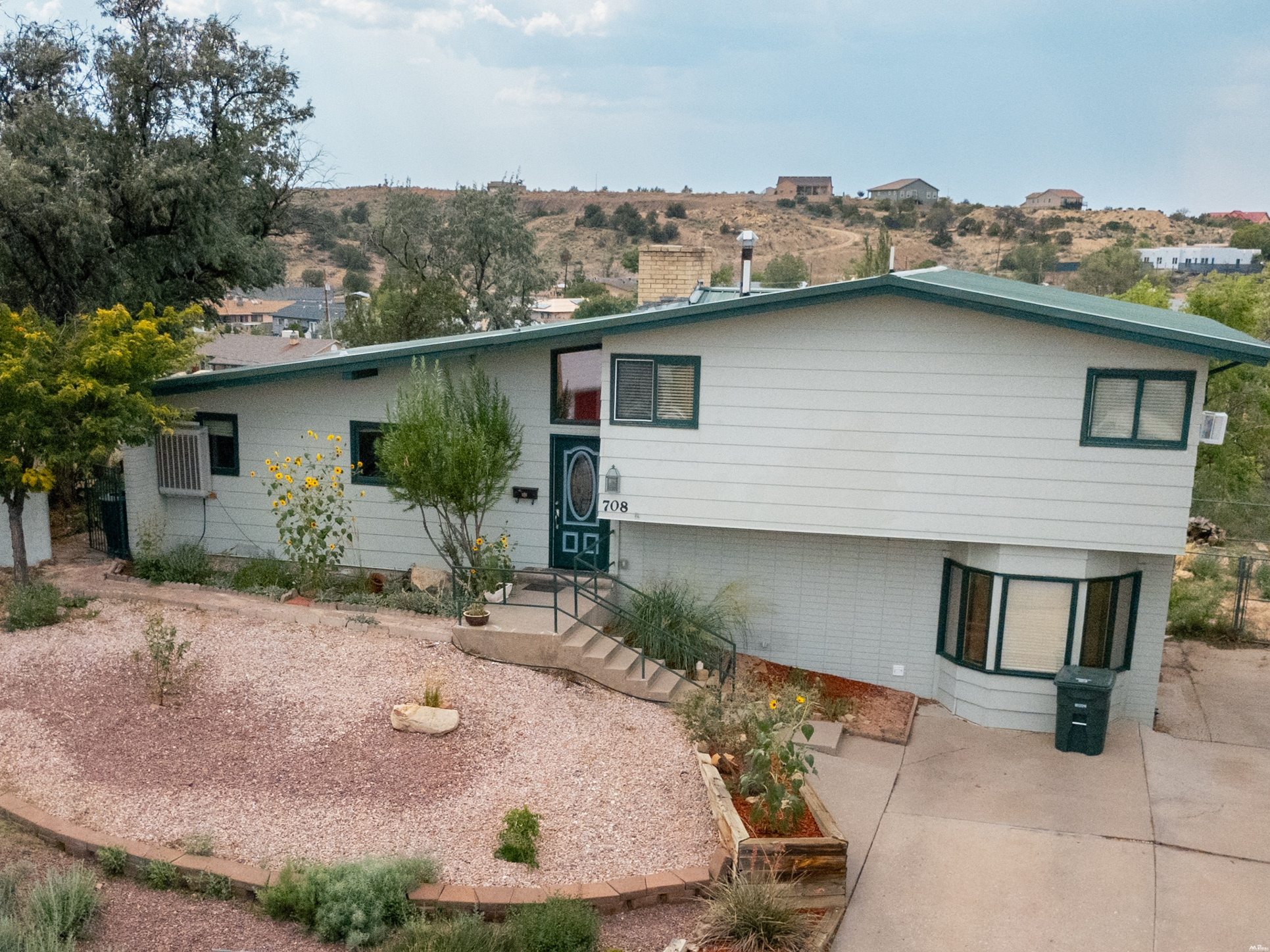 708 Julie Ct — photo