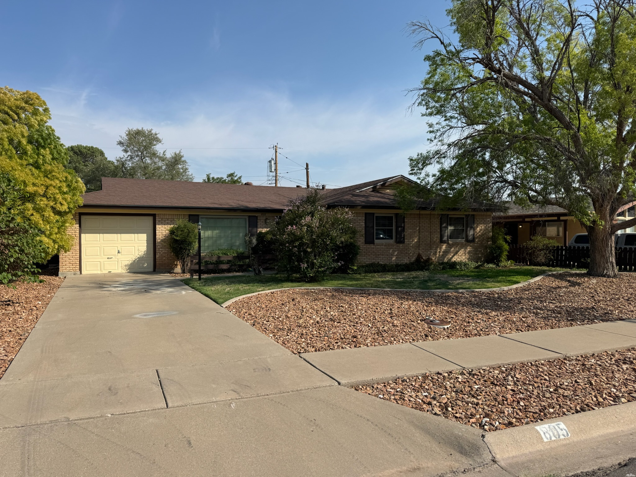 805 Deborah Dr — photo