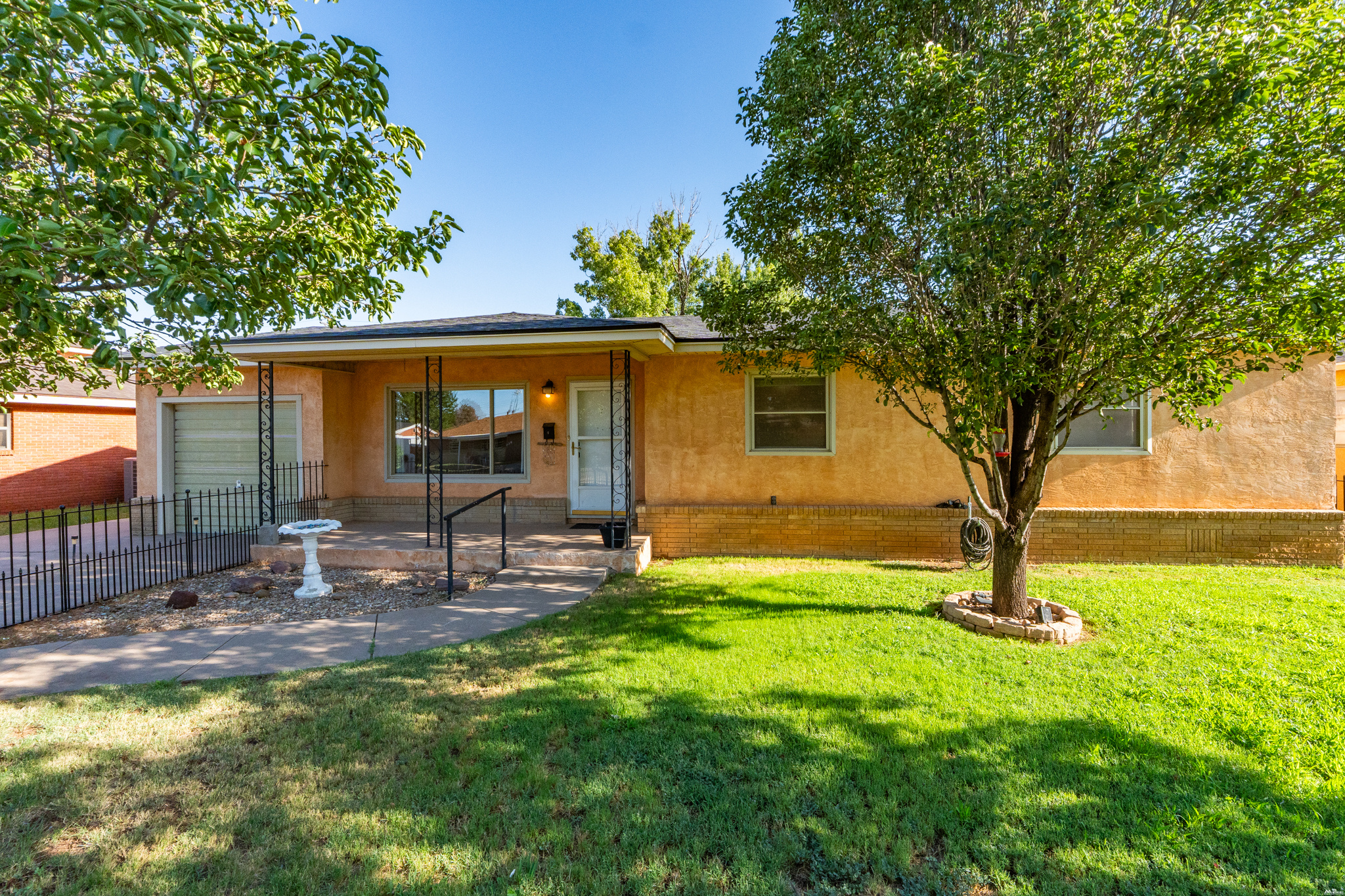 820 W Christopher Dr — photo