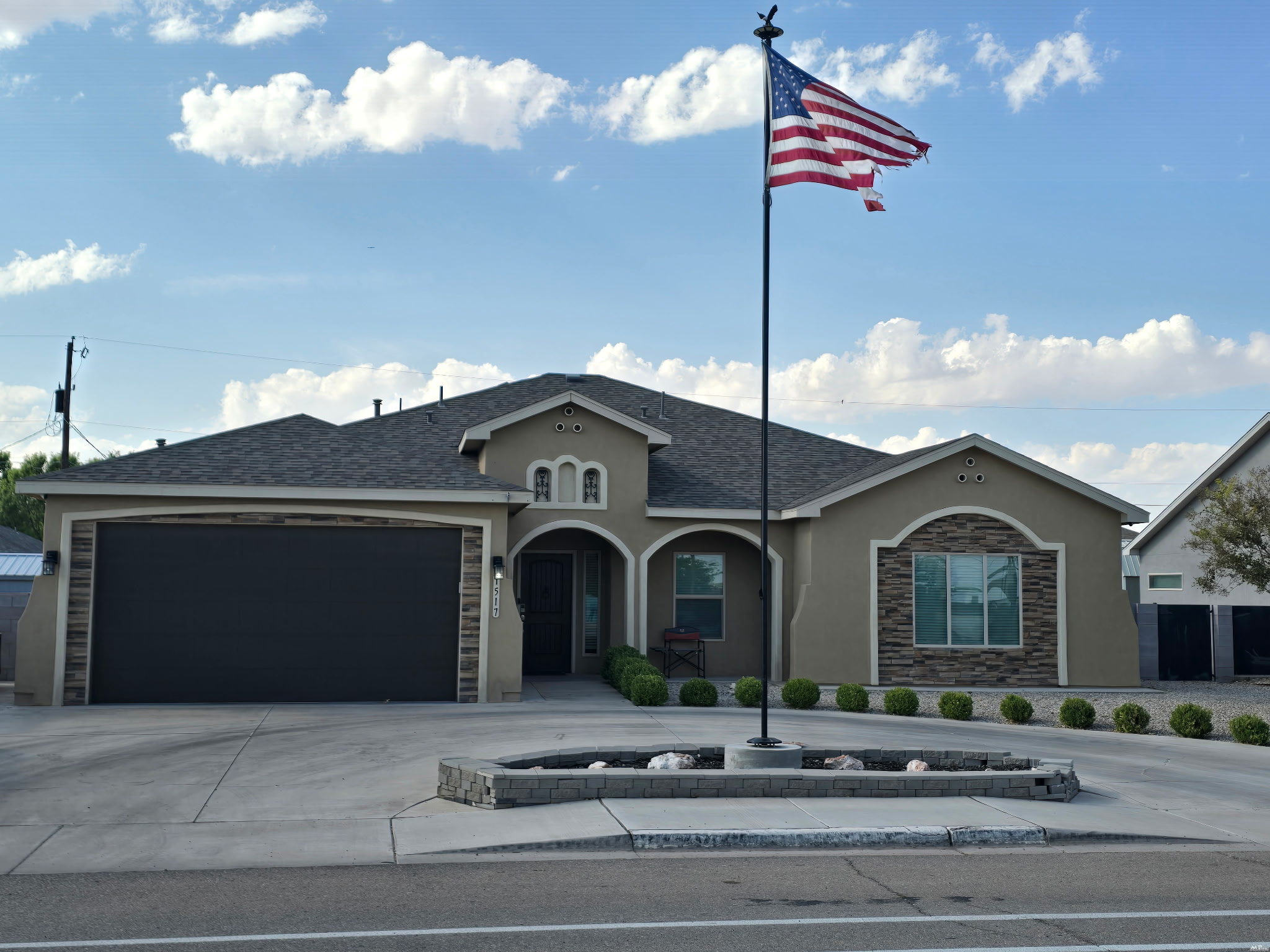 1517 W Mahone Dr — photo