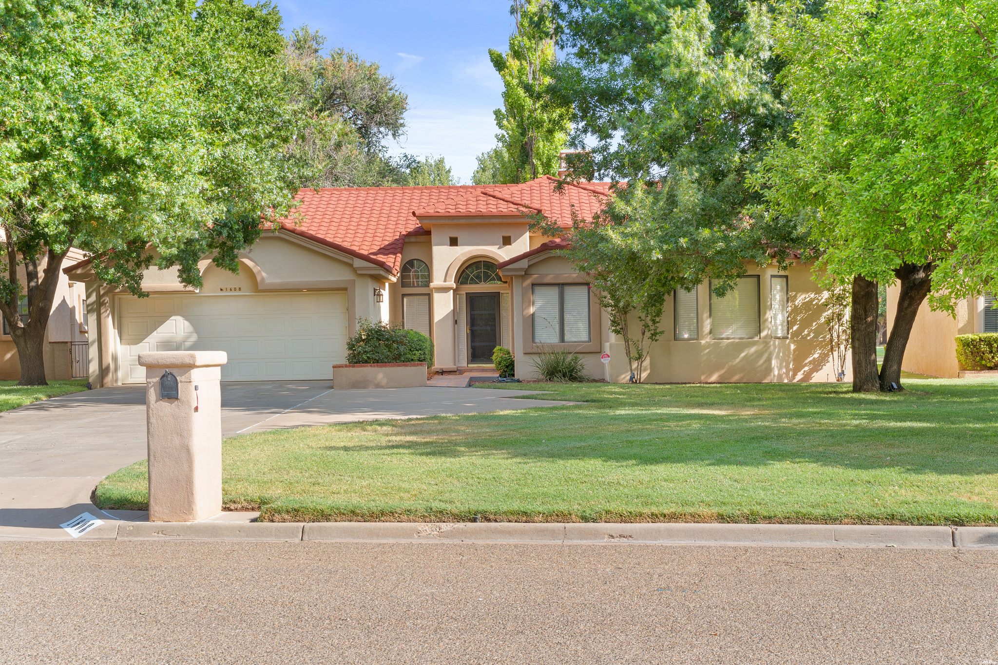 1608 St Andrews Dr — photo