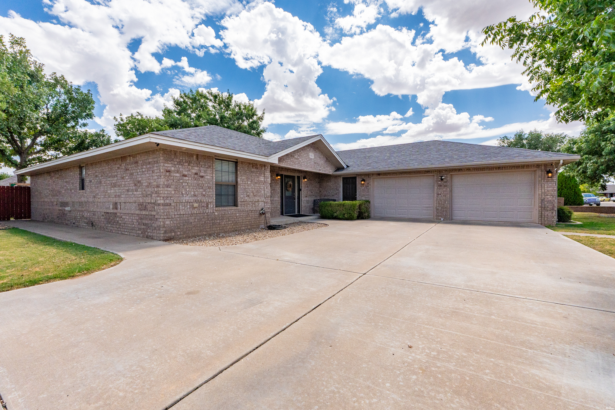 1303 Oakwood Circle — photo