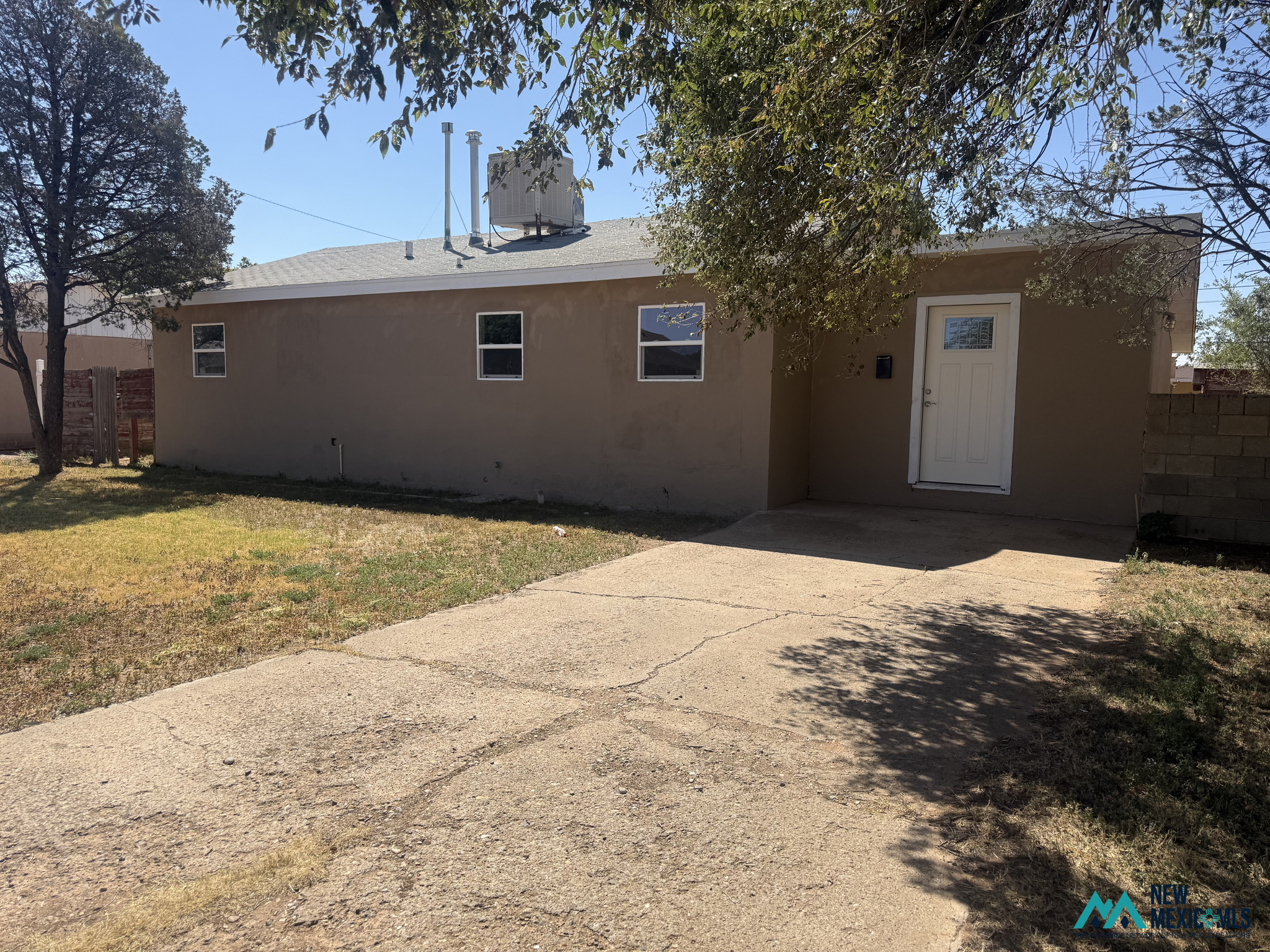 813 W Plaza Dr — photo