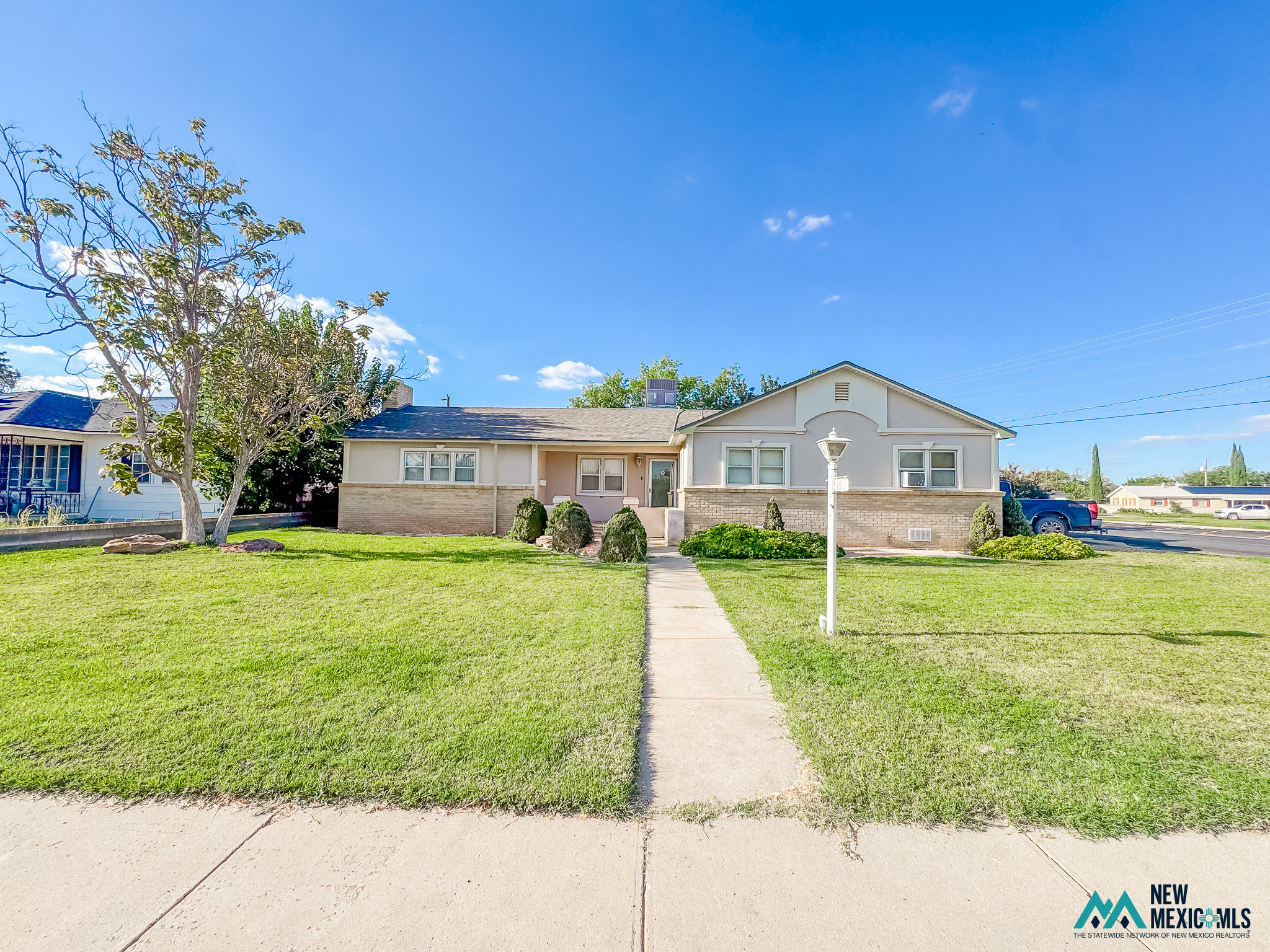 102 W Berry Dr — photo