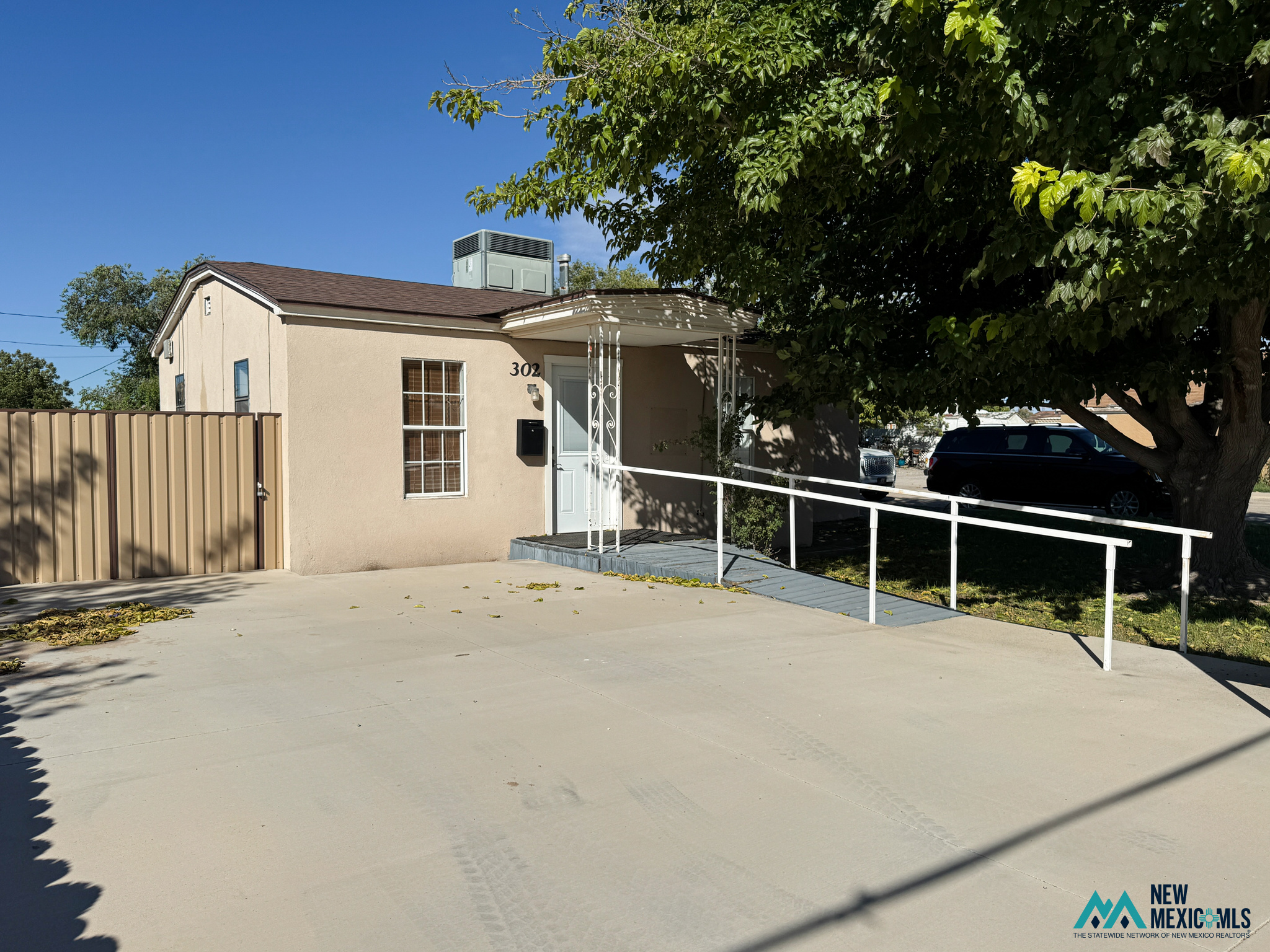 302 W Hermosa Dr — photo