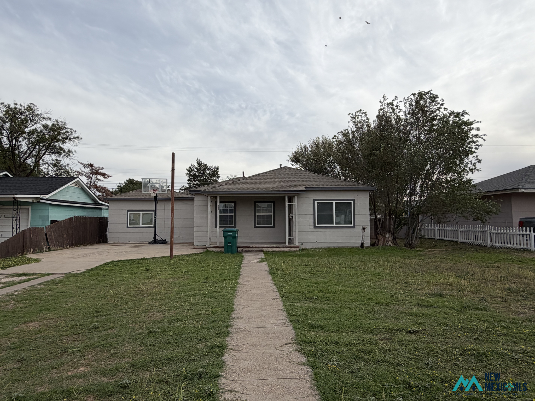 401 E Green Acres Dr — photo