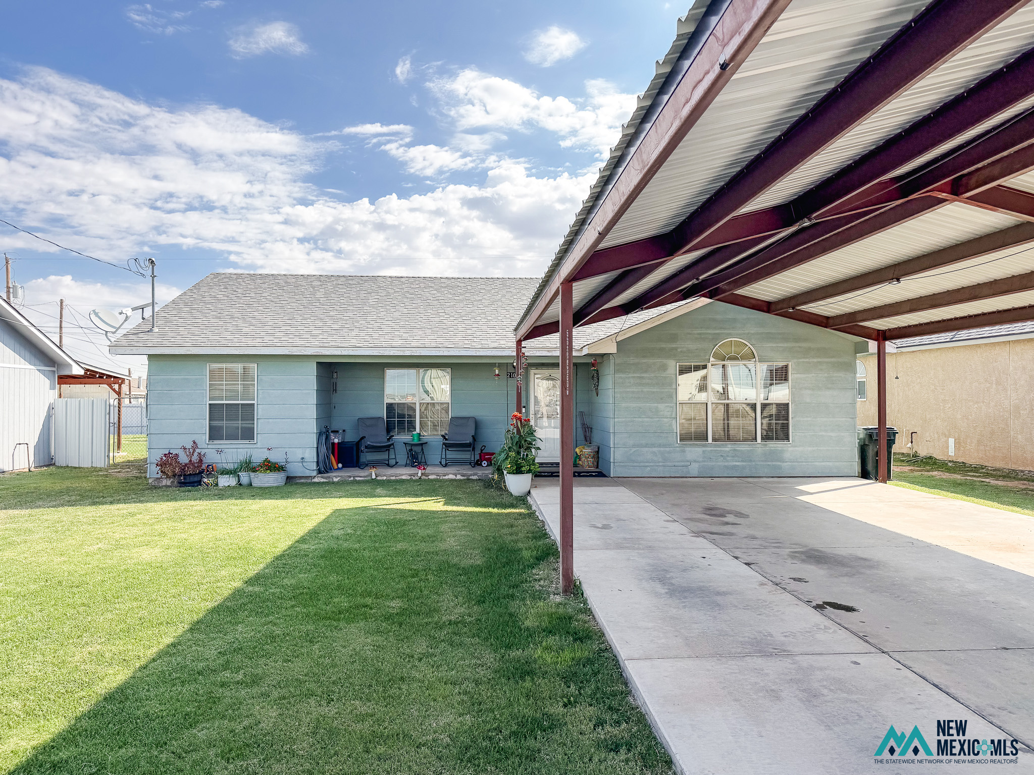 2106 Iris St — photo
