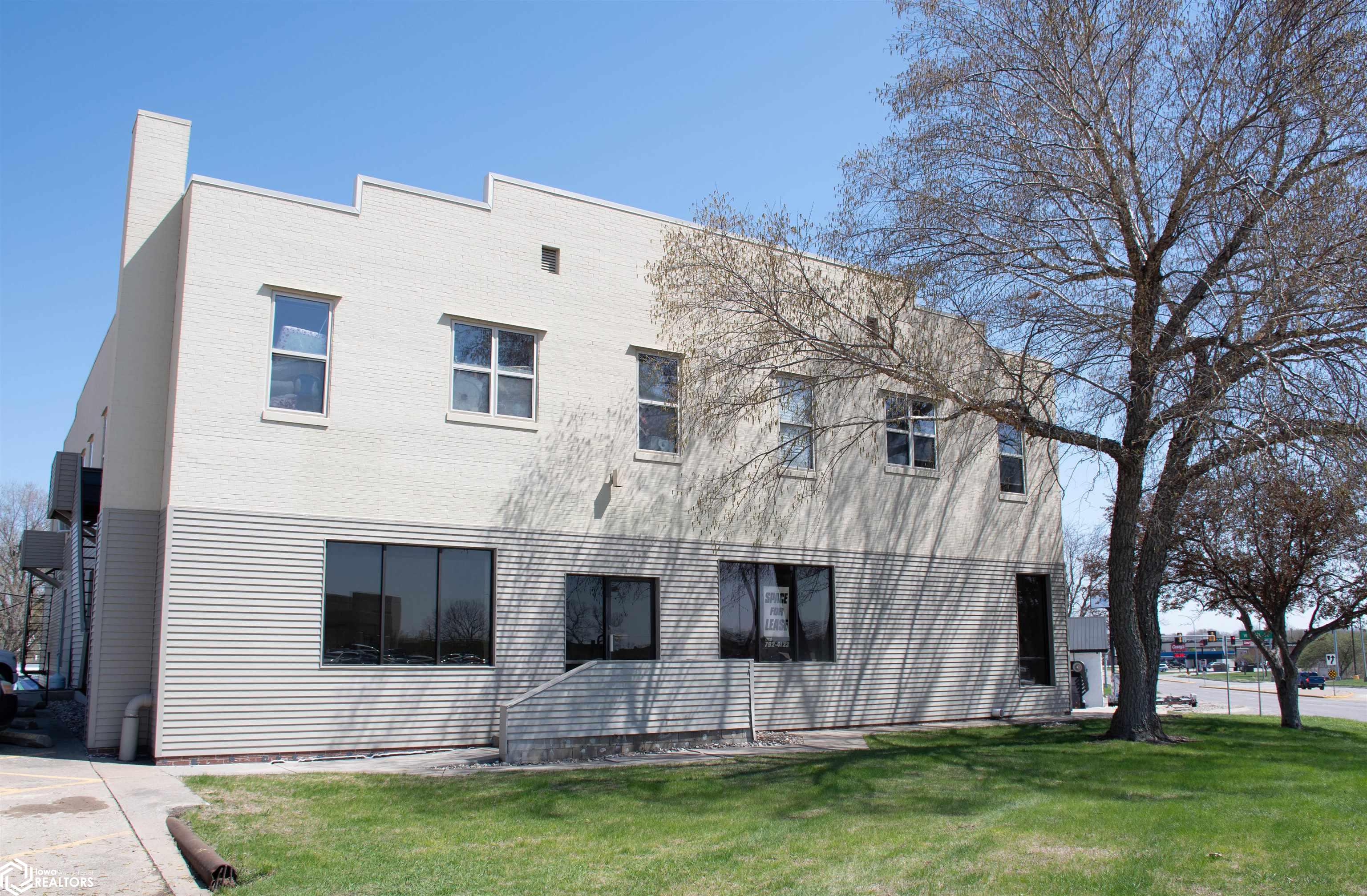 818 W 8th Street — photo