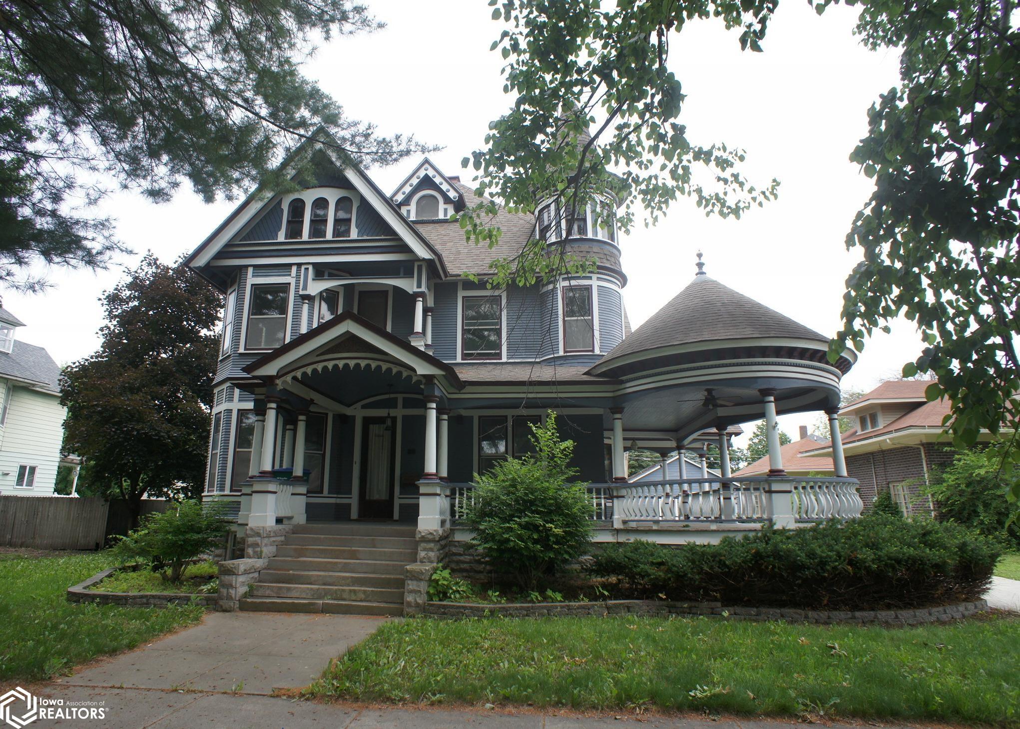 821 Division Street — photo