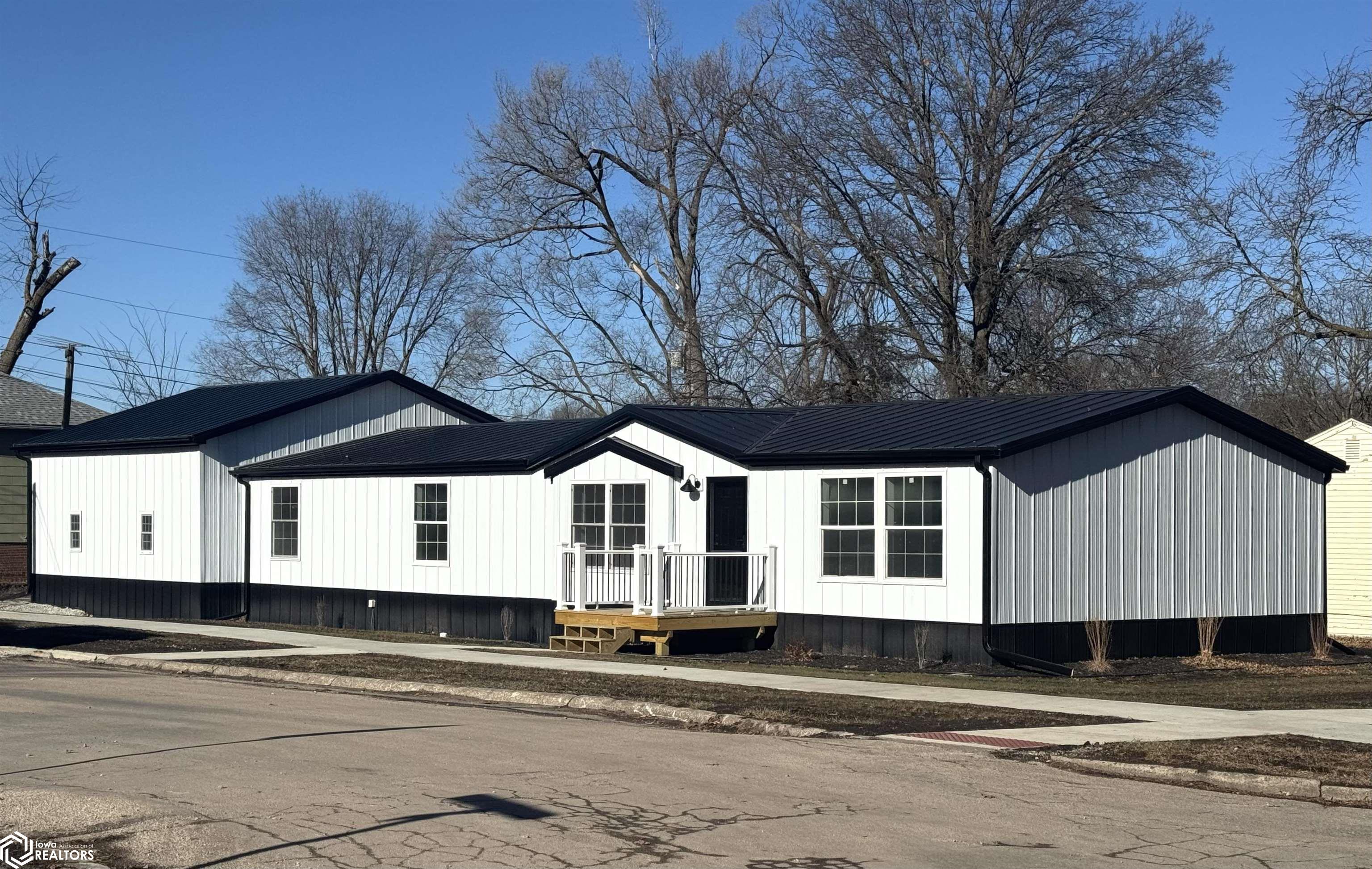 601 W Irving Street — photo