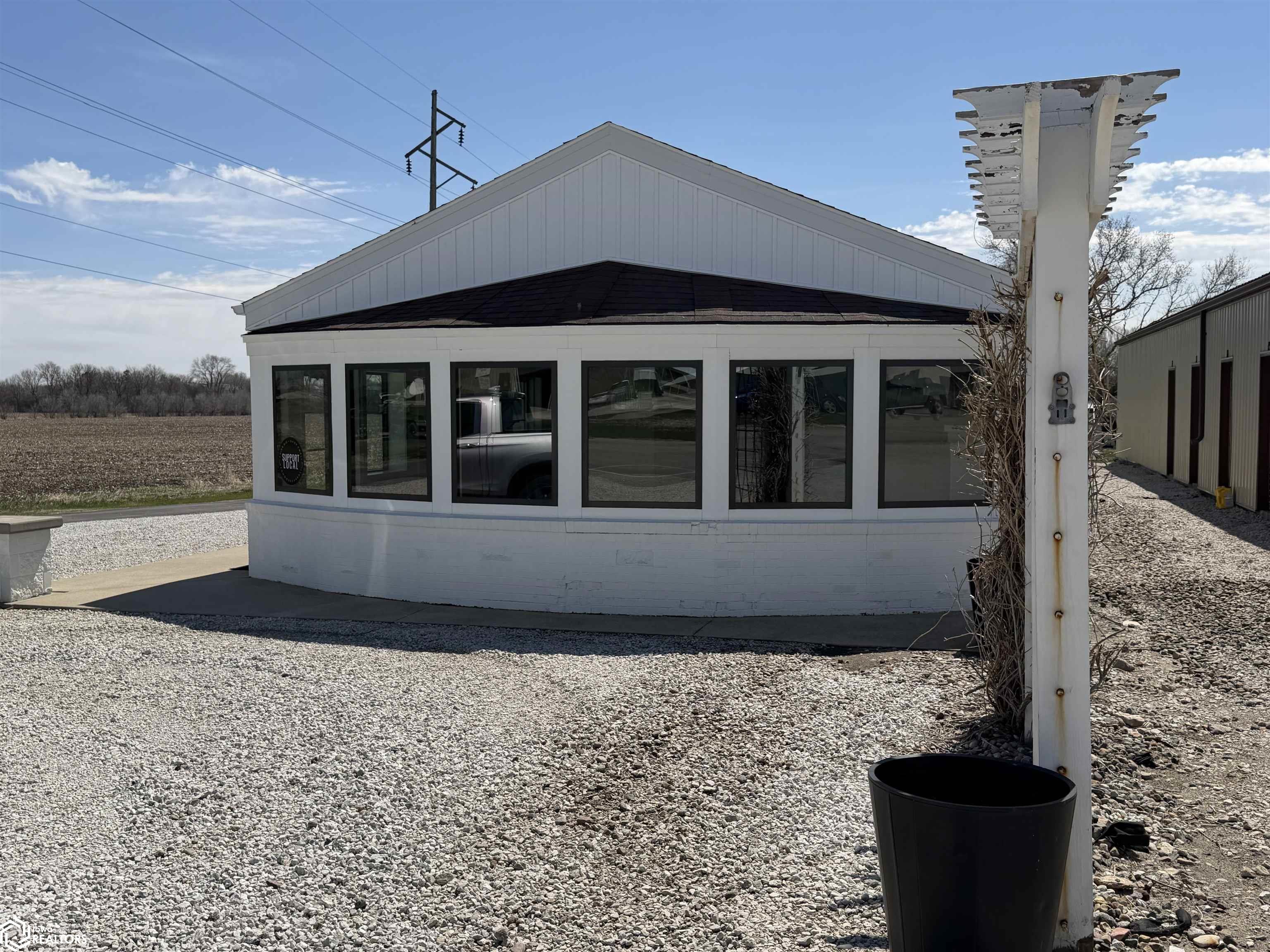 936 E US Highway 30 — photo