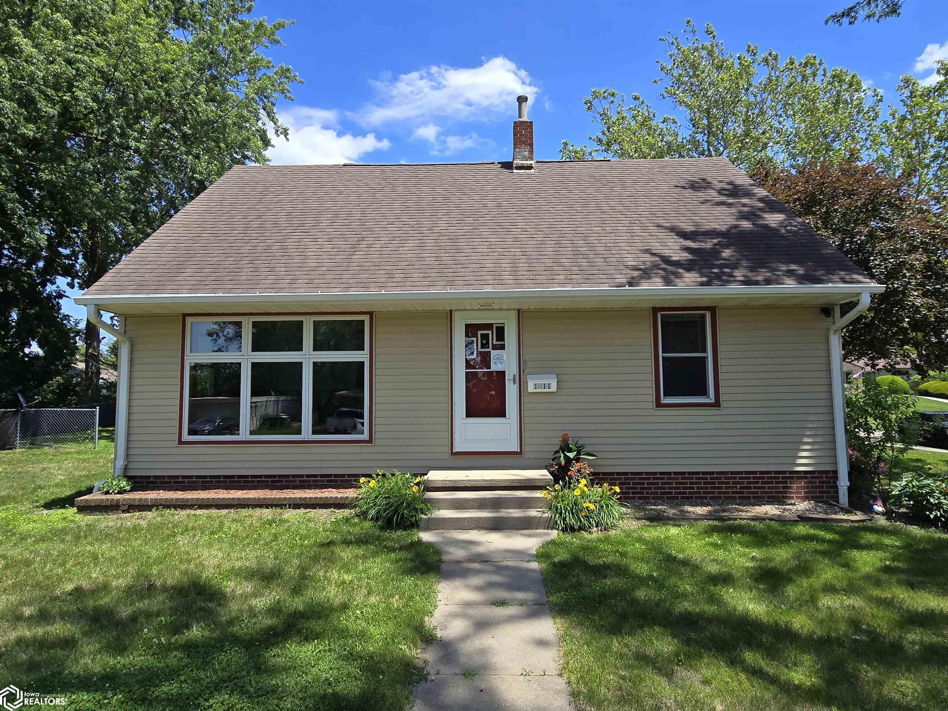 1011 Crest Drive — photo
