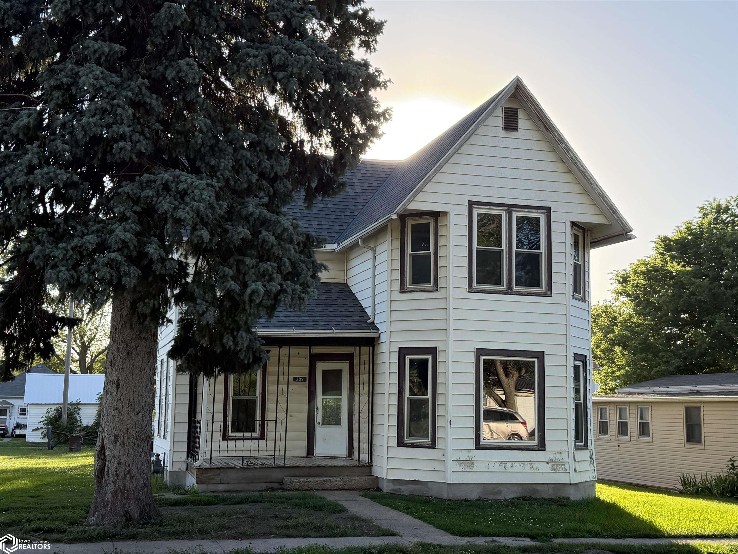 309 S School Street — photo