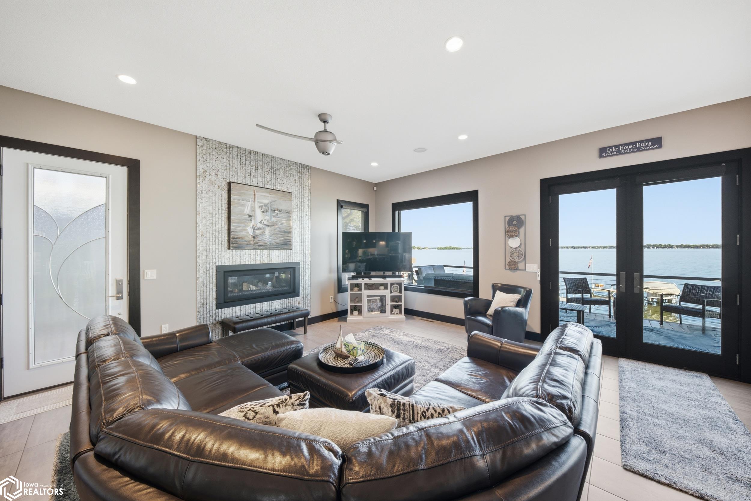 2217 S Lakeview Drive — photo