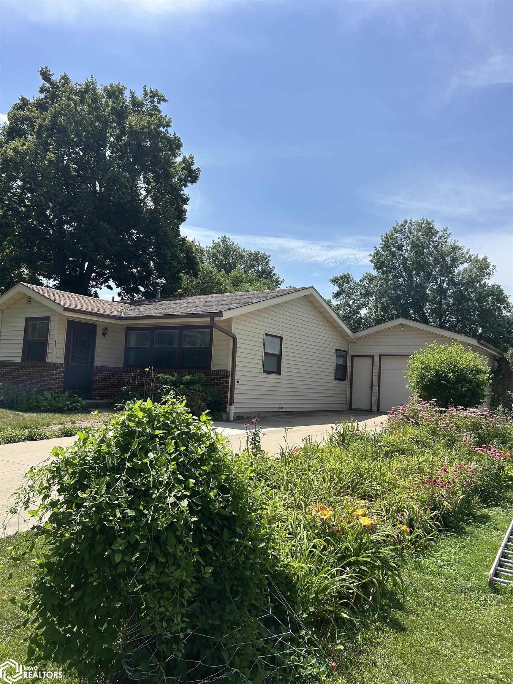 1210 J Avenue E — photo