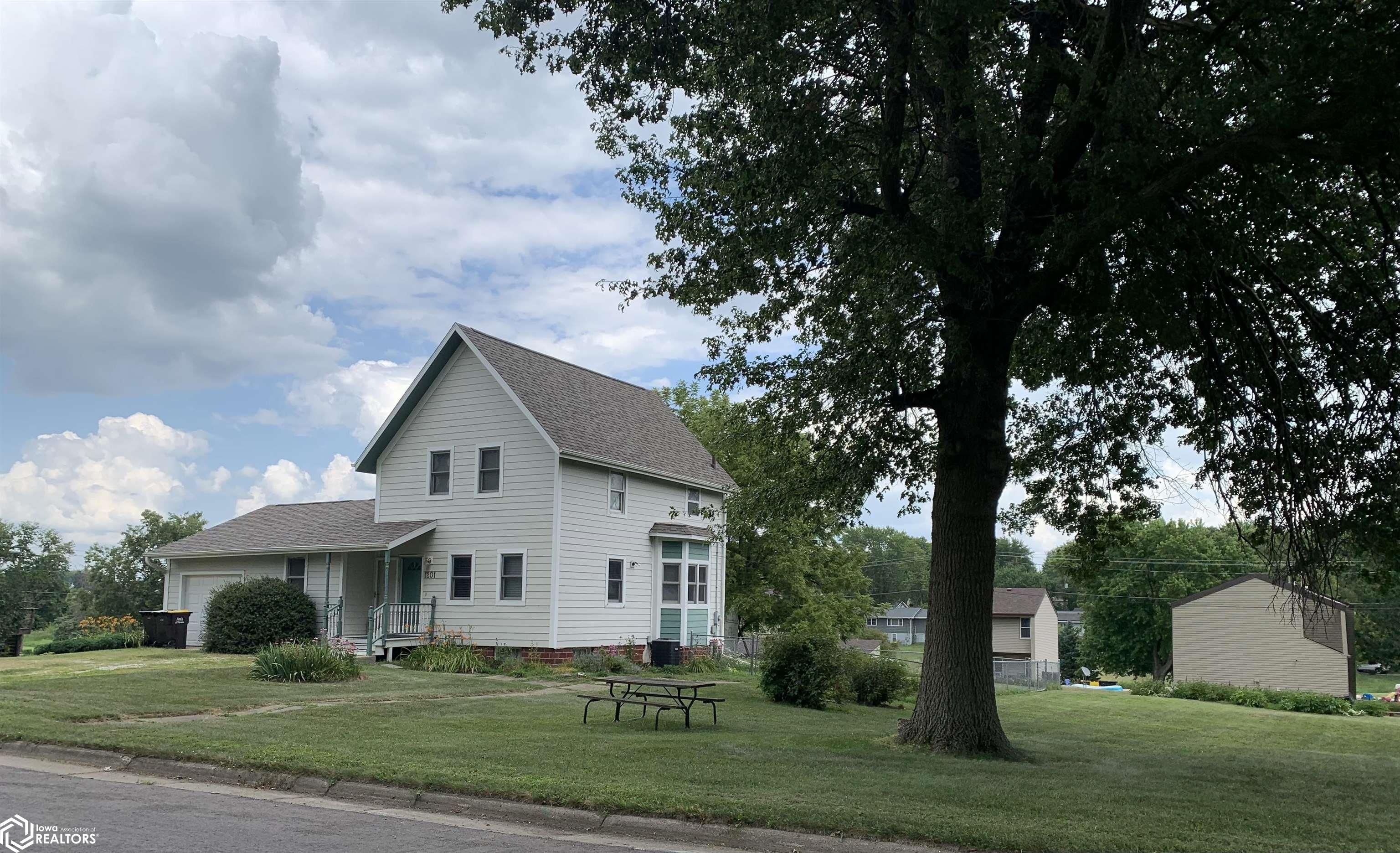 1201 N Maple Street — photo