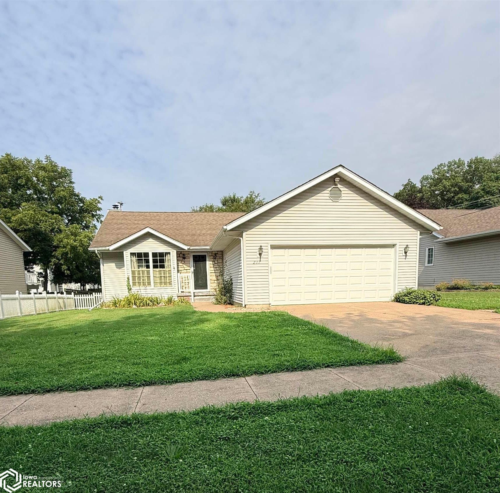 211 Crescent Lane — photo