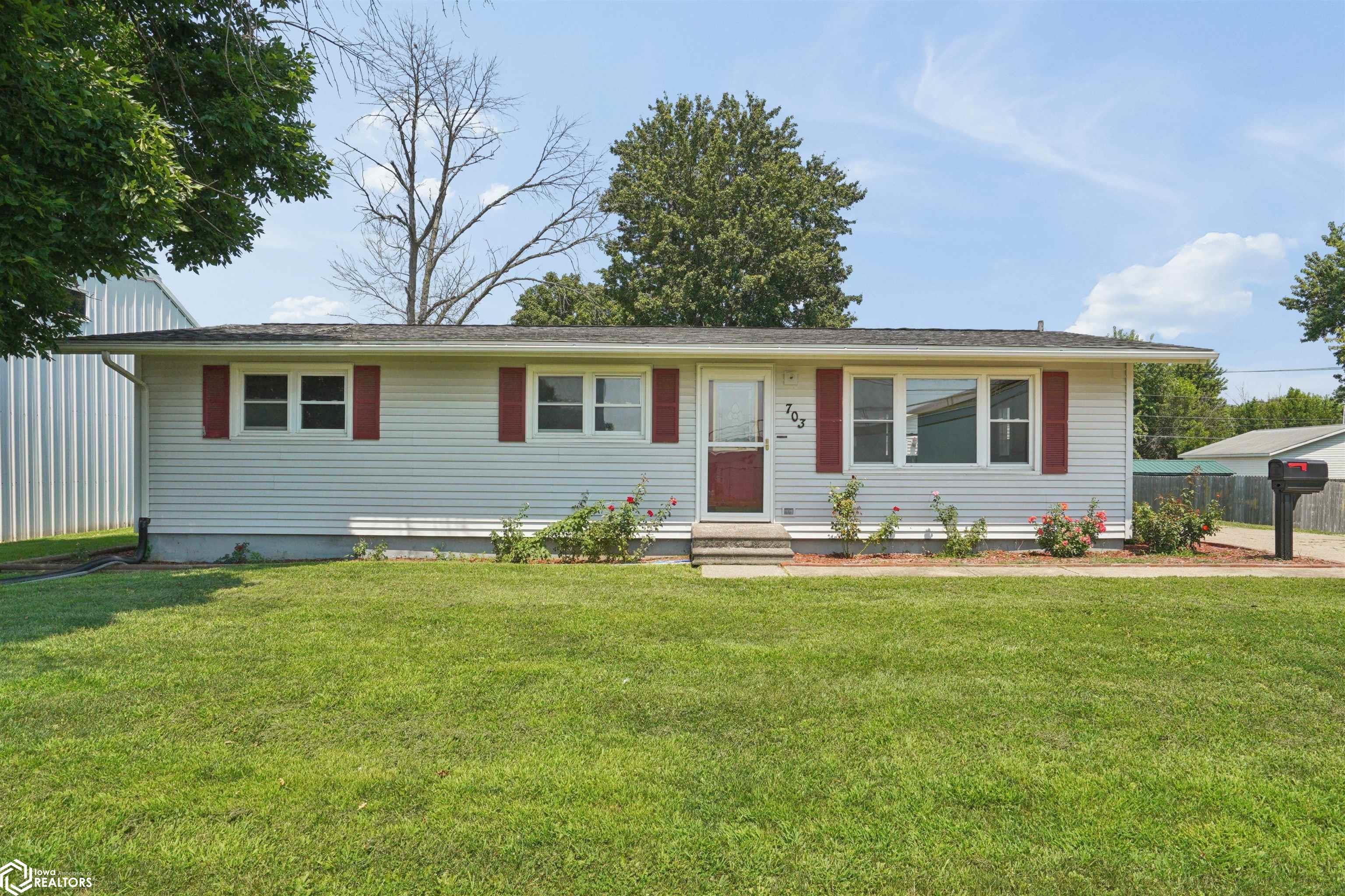 703 E Oak Street — photo
