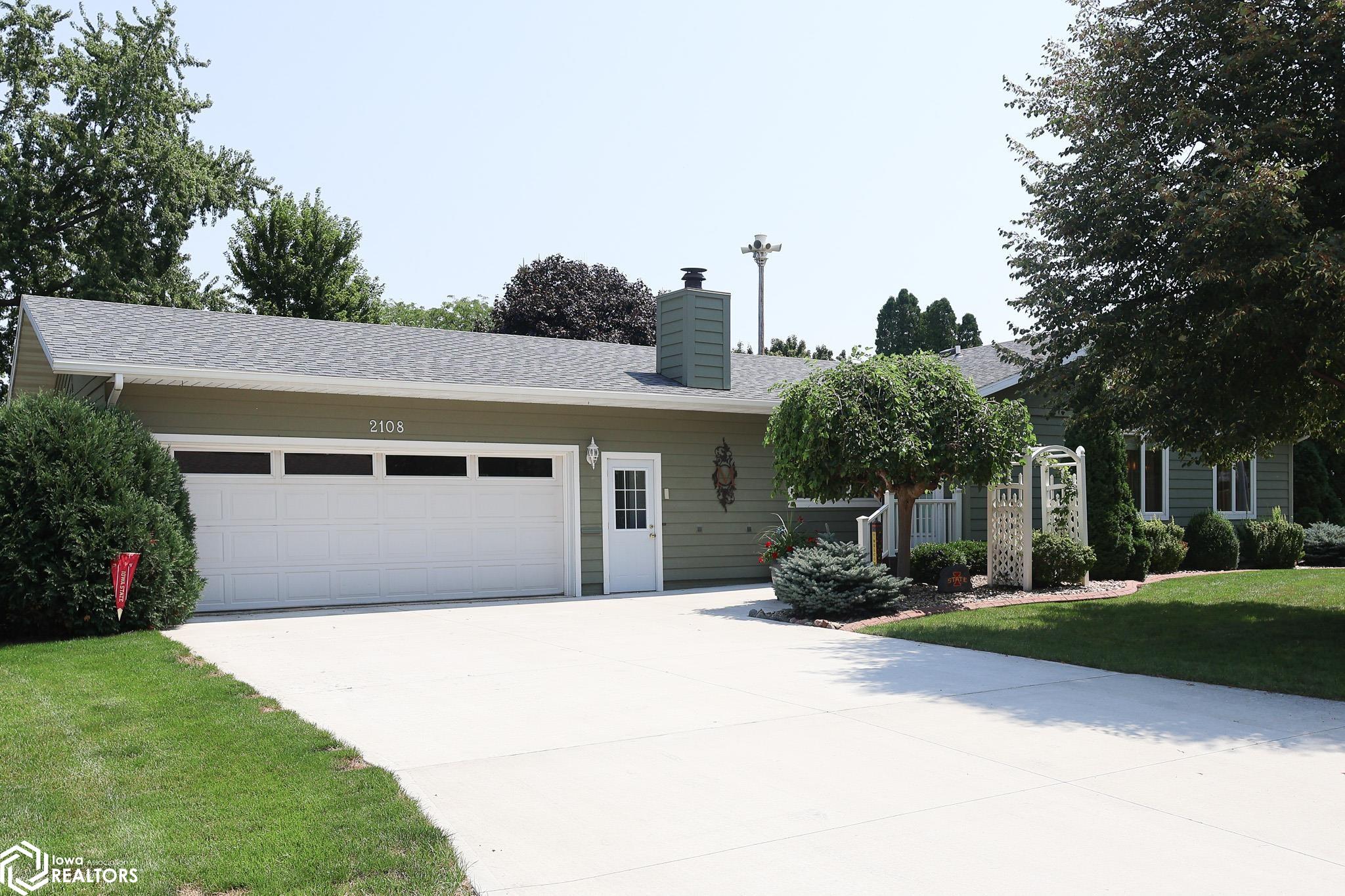 2108 Rodlyn Road — photo