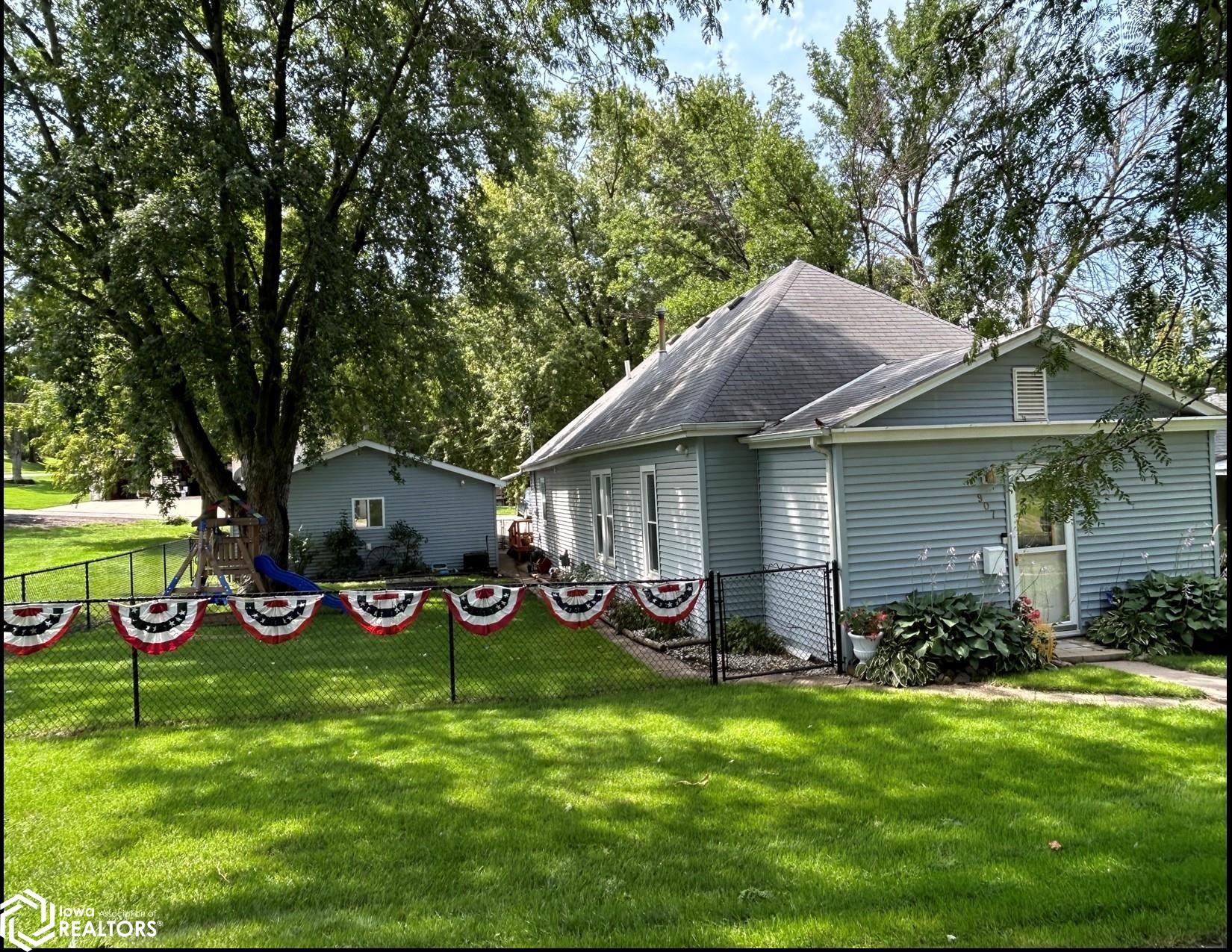 907 Cedar Street — photo
