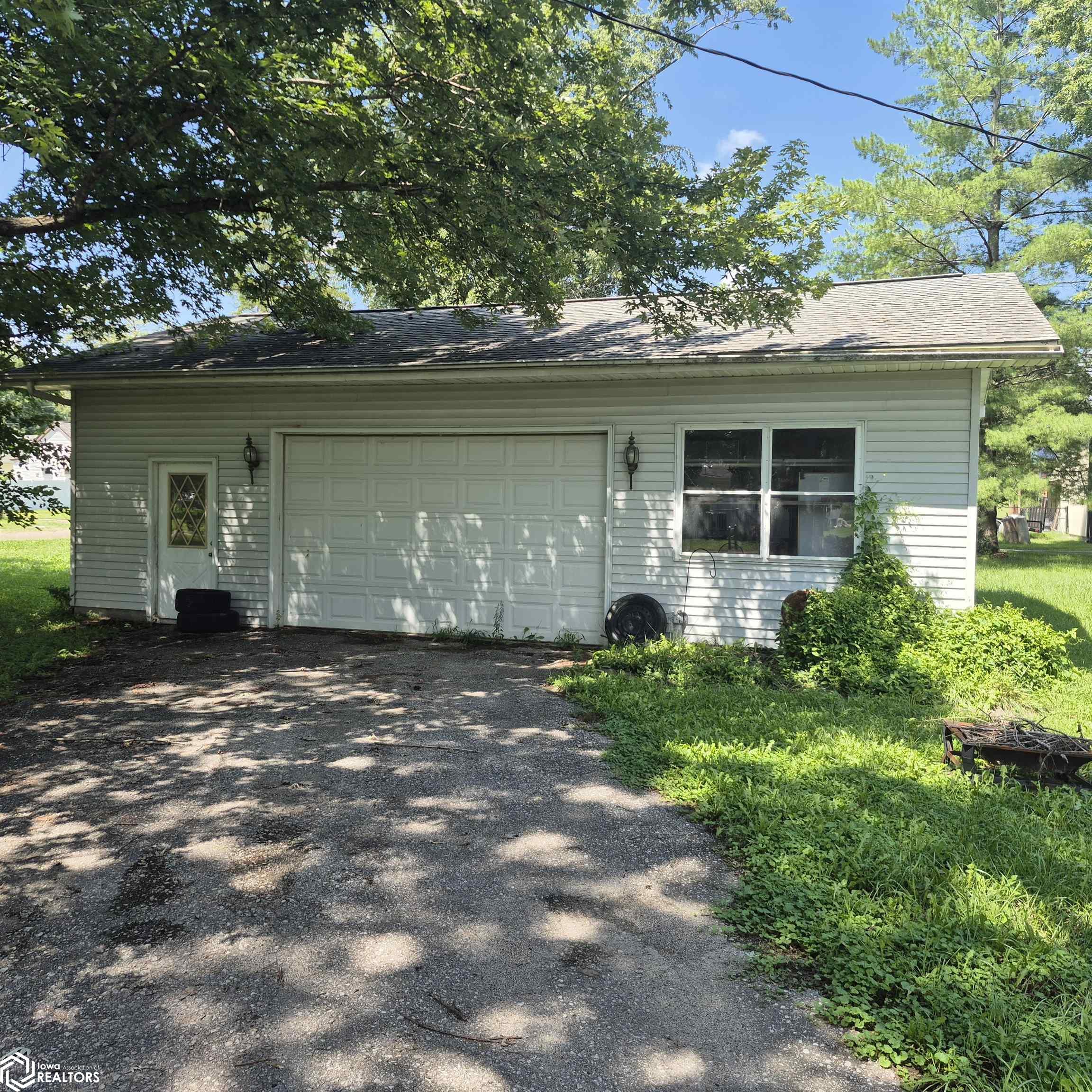 303 E Walnut, Eldon, IA 52554 — photo 2