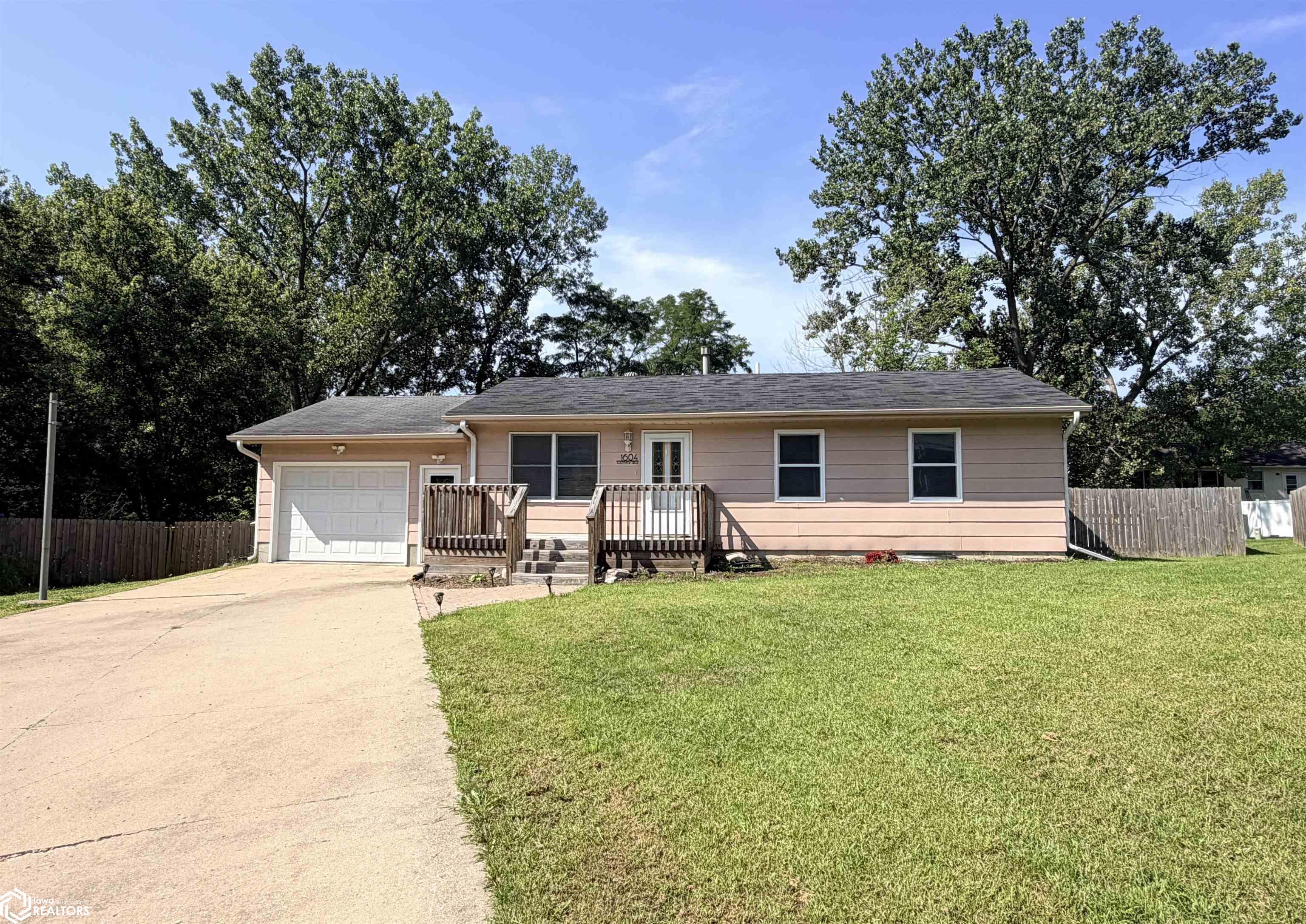 1604 Southview Circle — photo