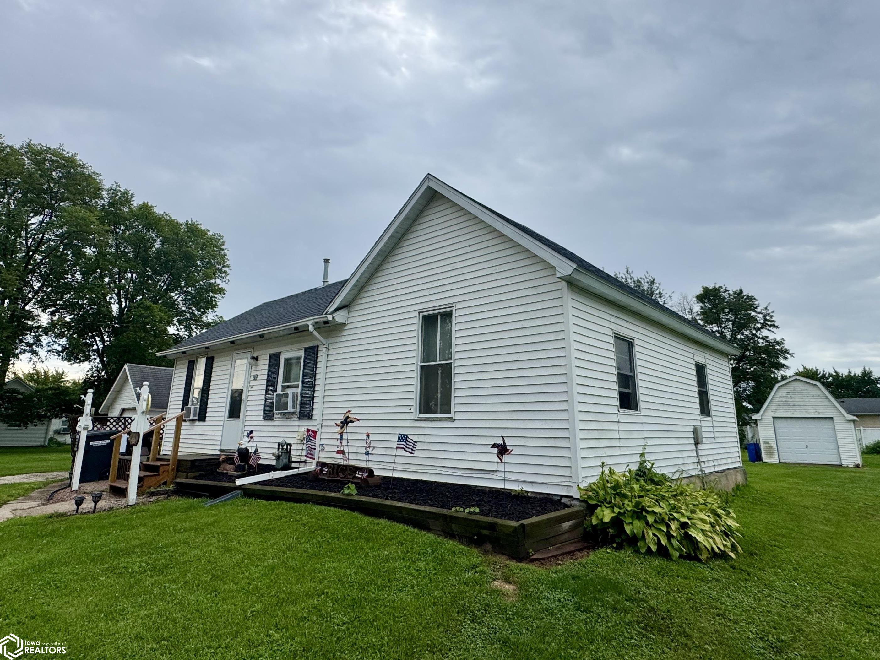205 SE 2nd Street — photo