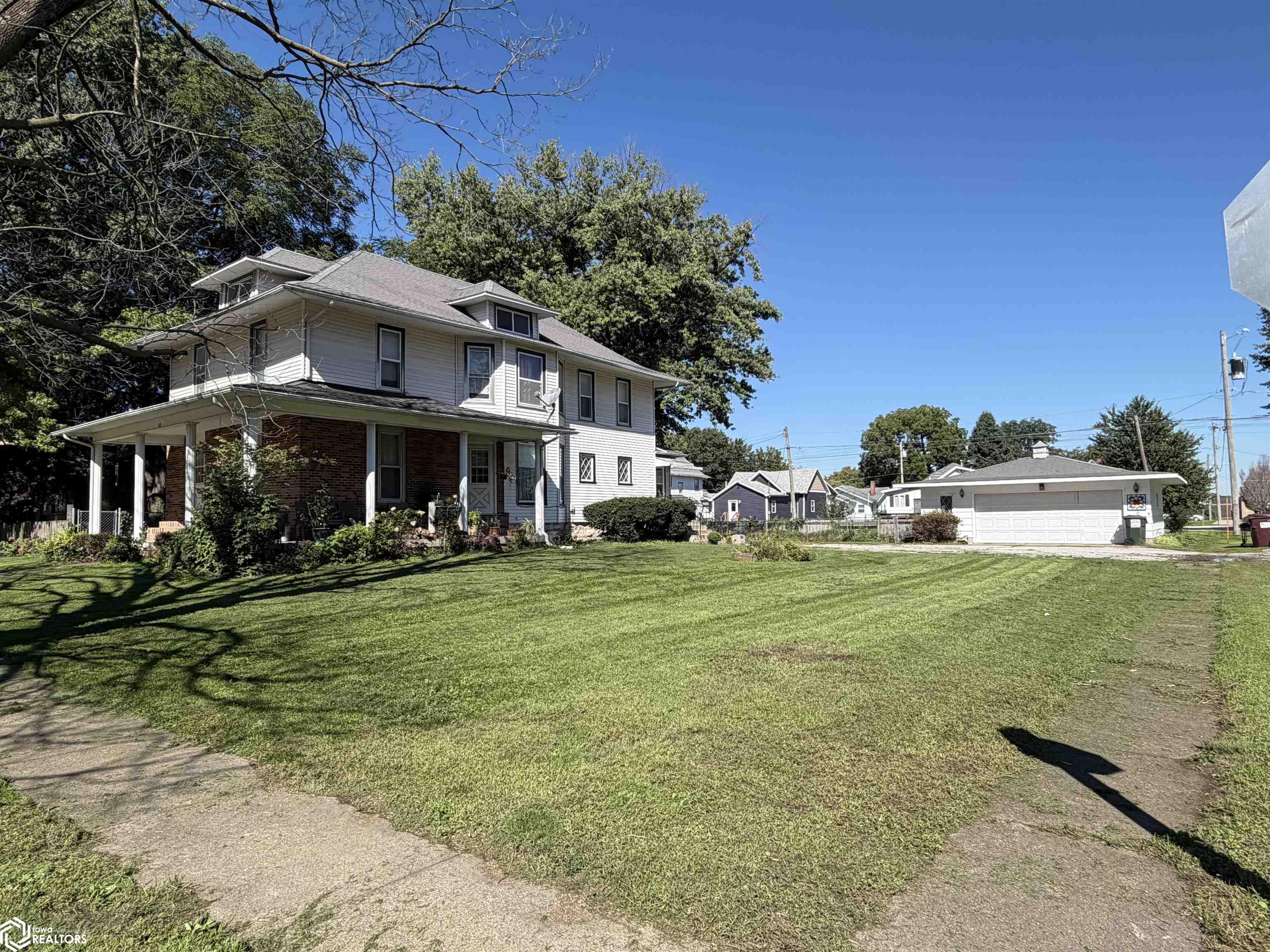 417 Benton Avenue E — photo