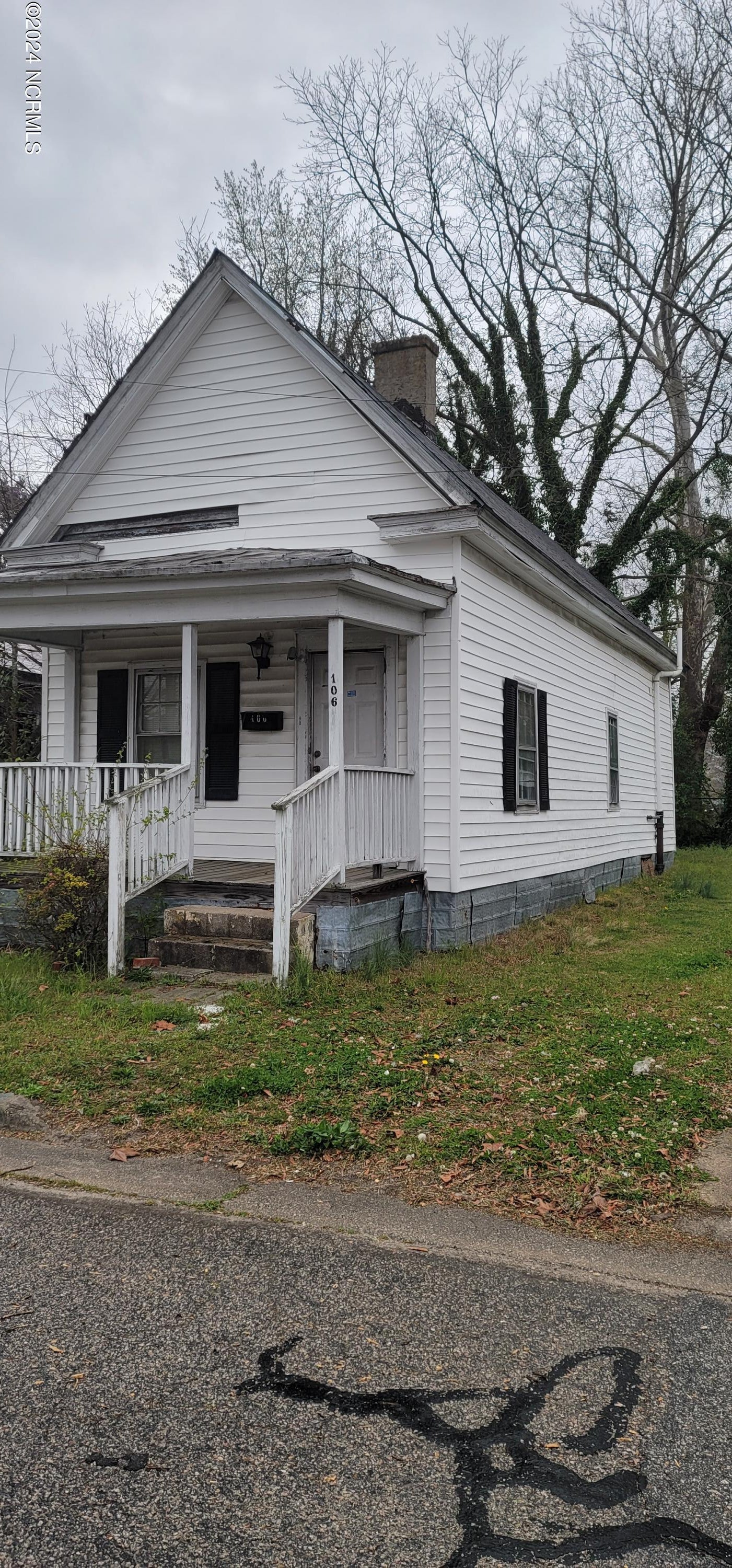 106 Ash Street E — photo