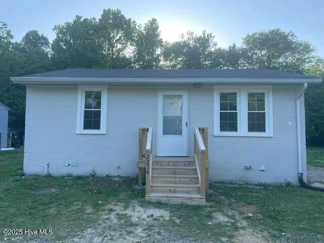 2214 Banks Lane E — photo
