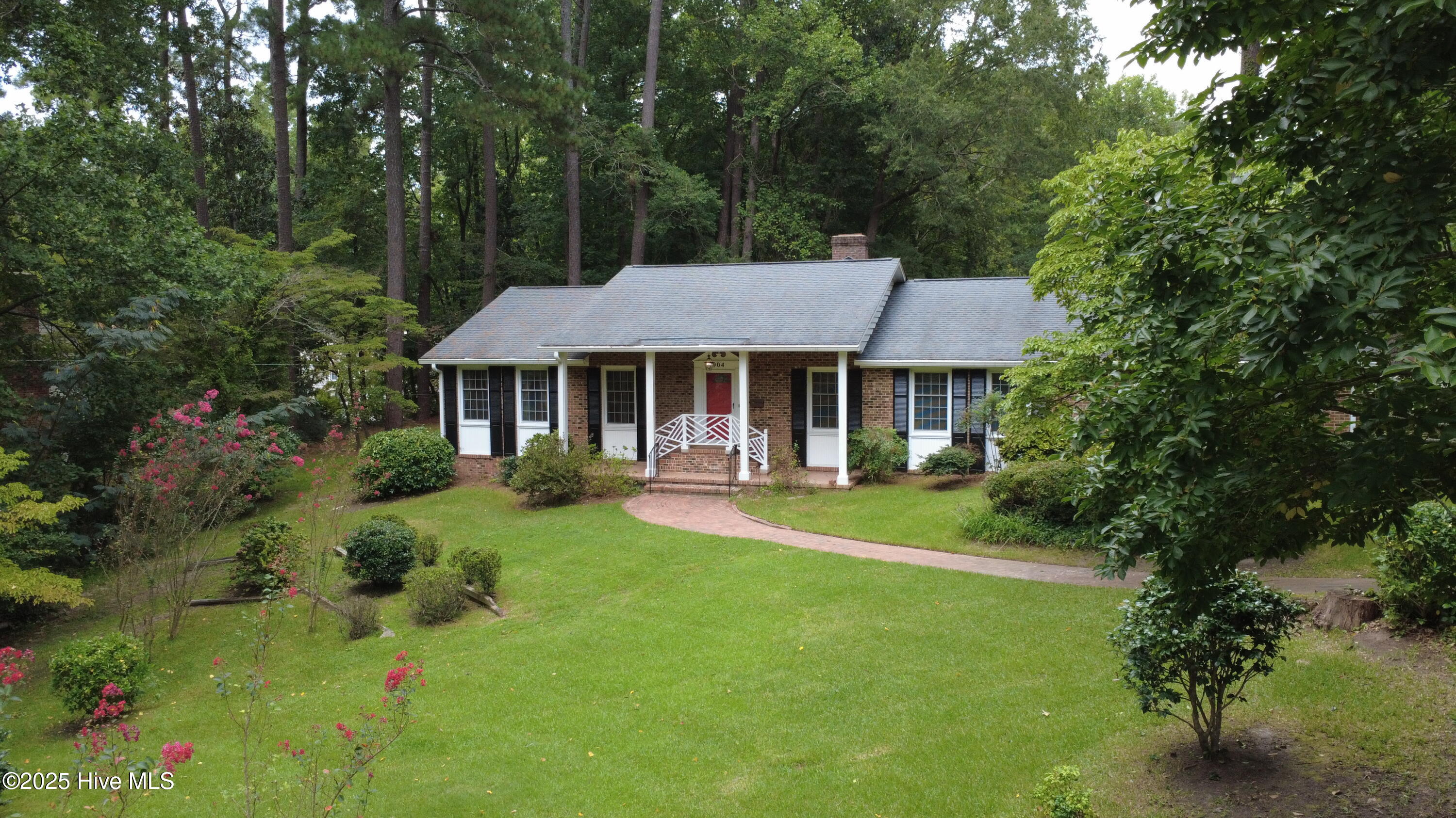 904 School Drive — photo