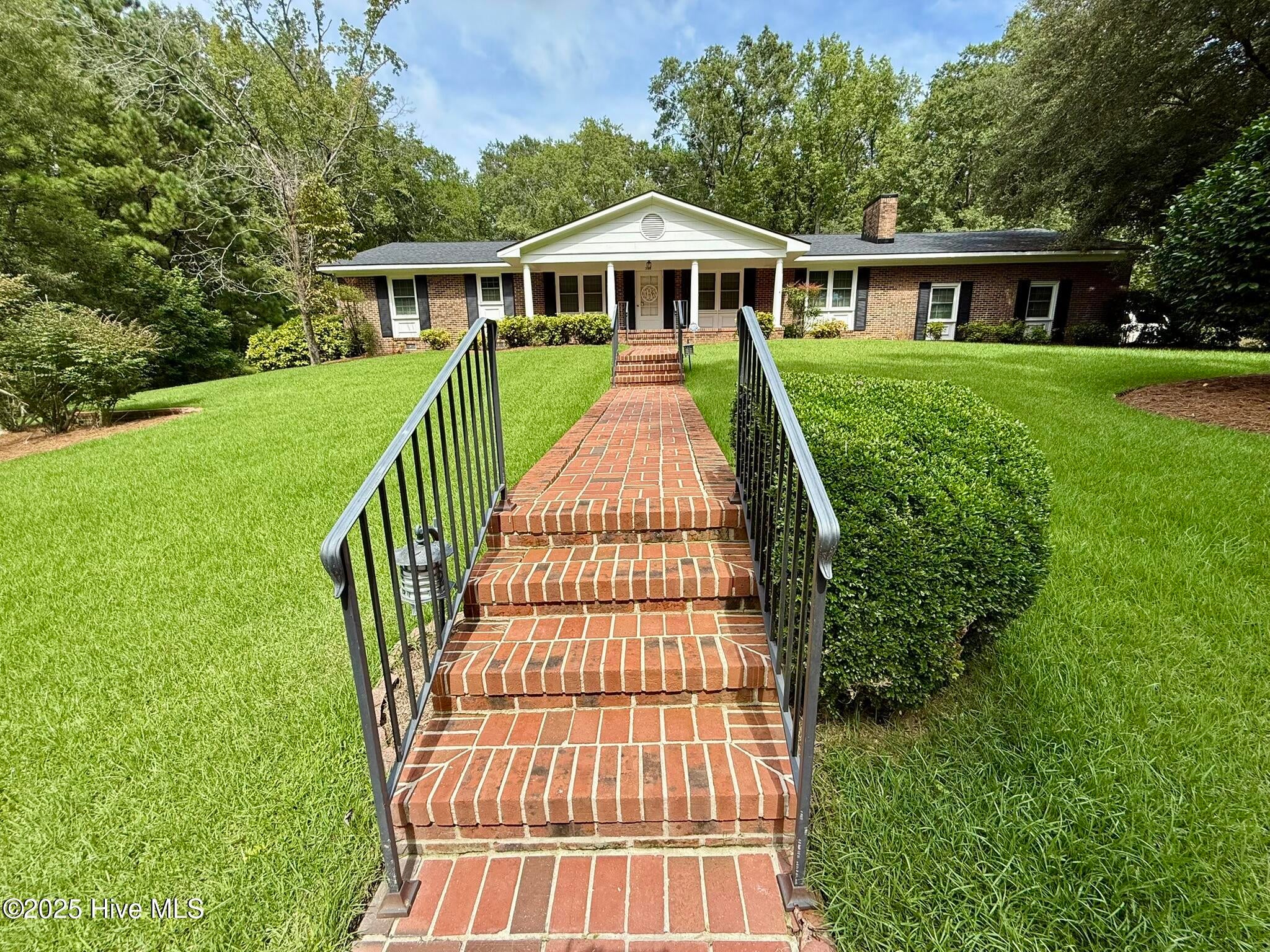 302 E Woodlawn Drive — photo