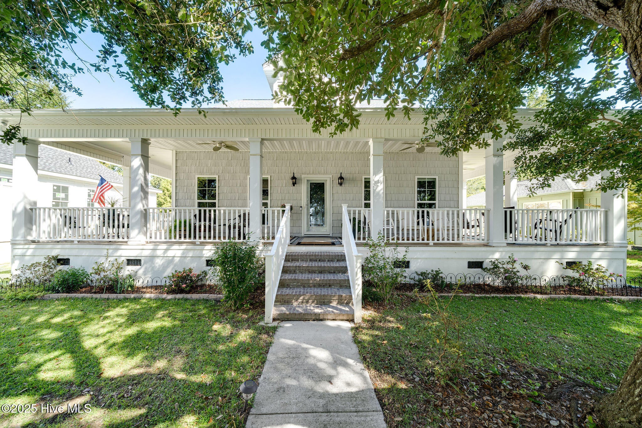212 Lakeshore Drive — photo