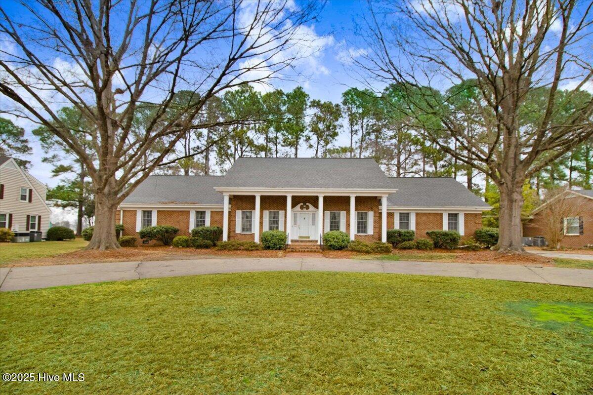 702 Hillcrest Drive — photo