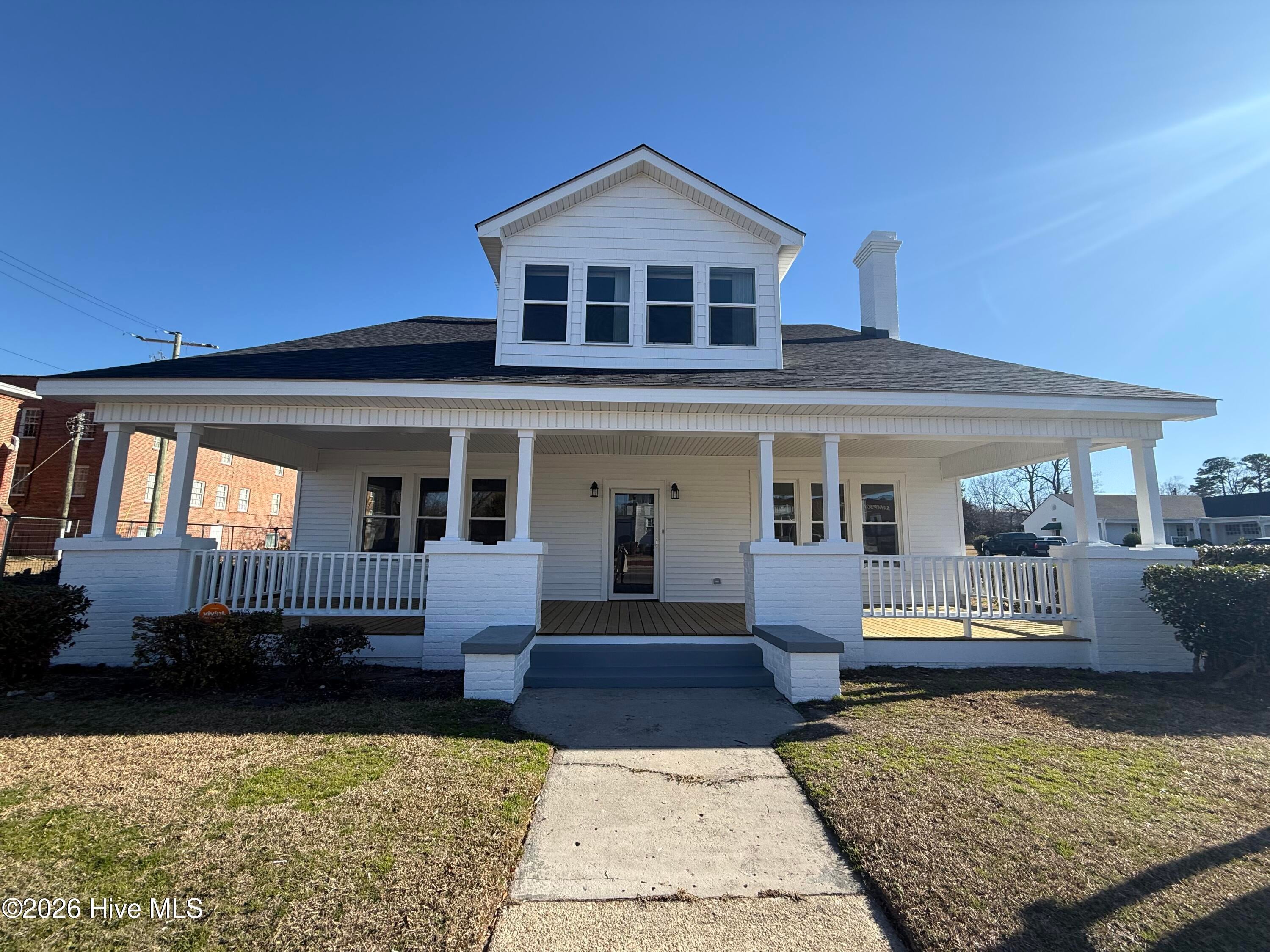 402 College Street — photo