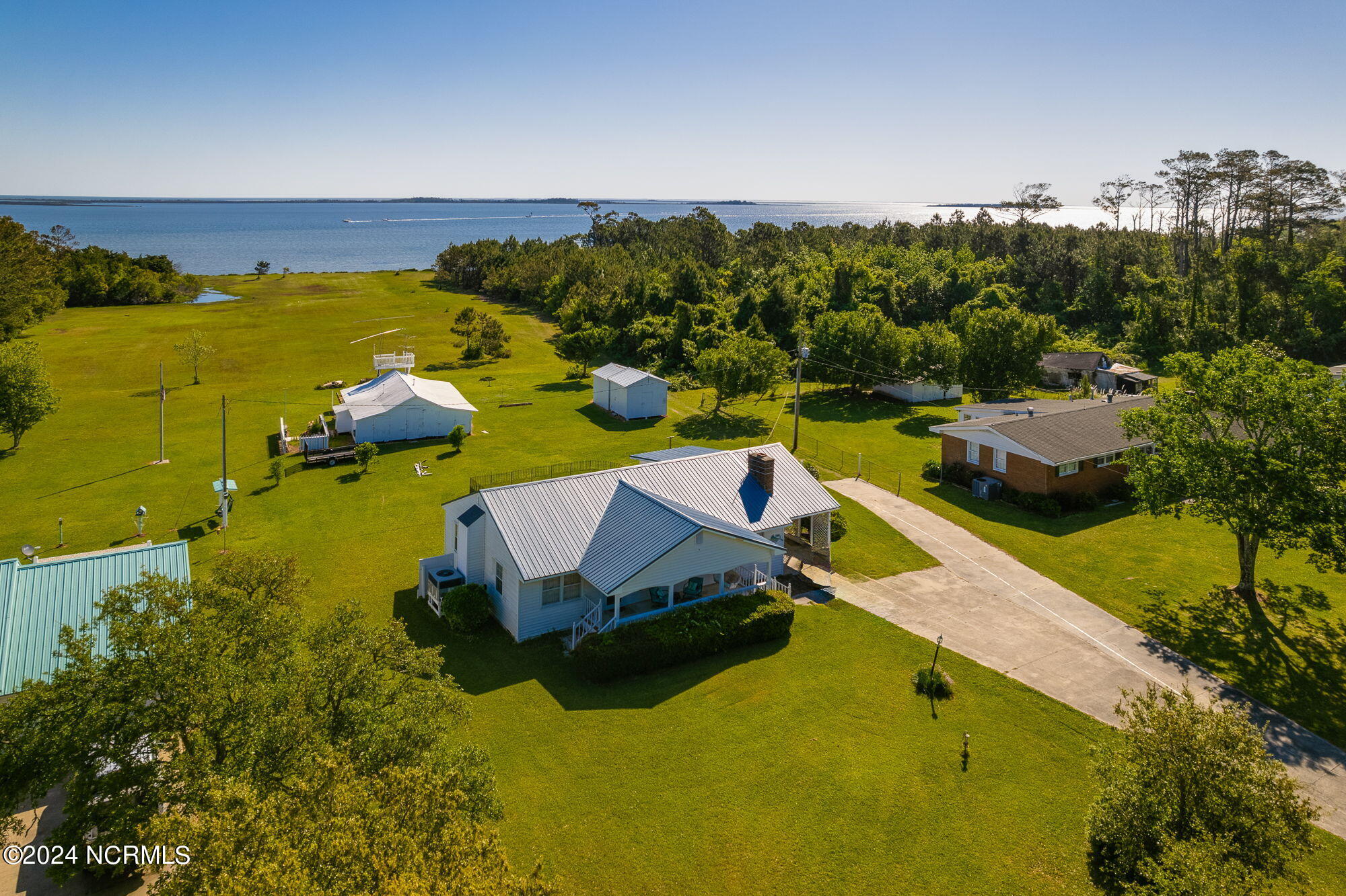 2604 Cedar Island Road — photo