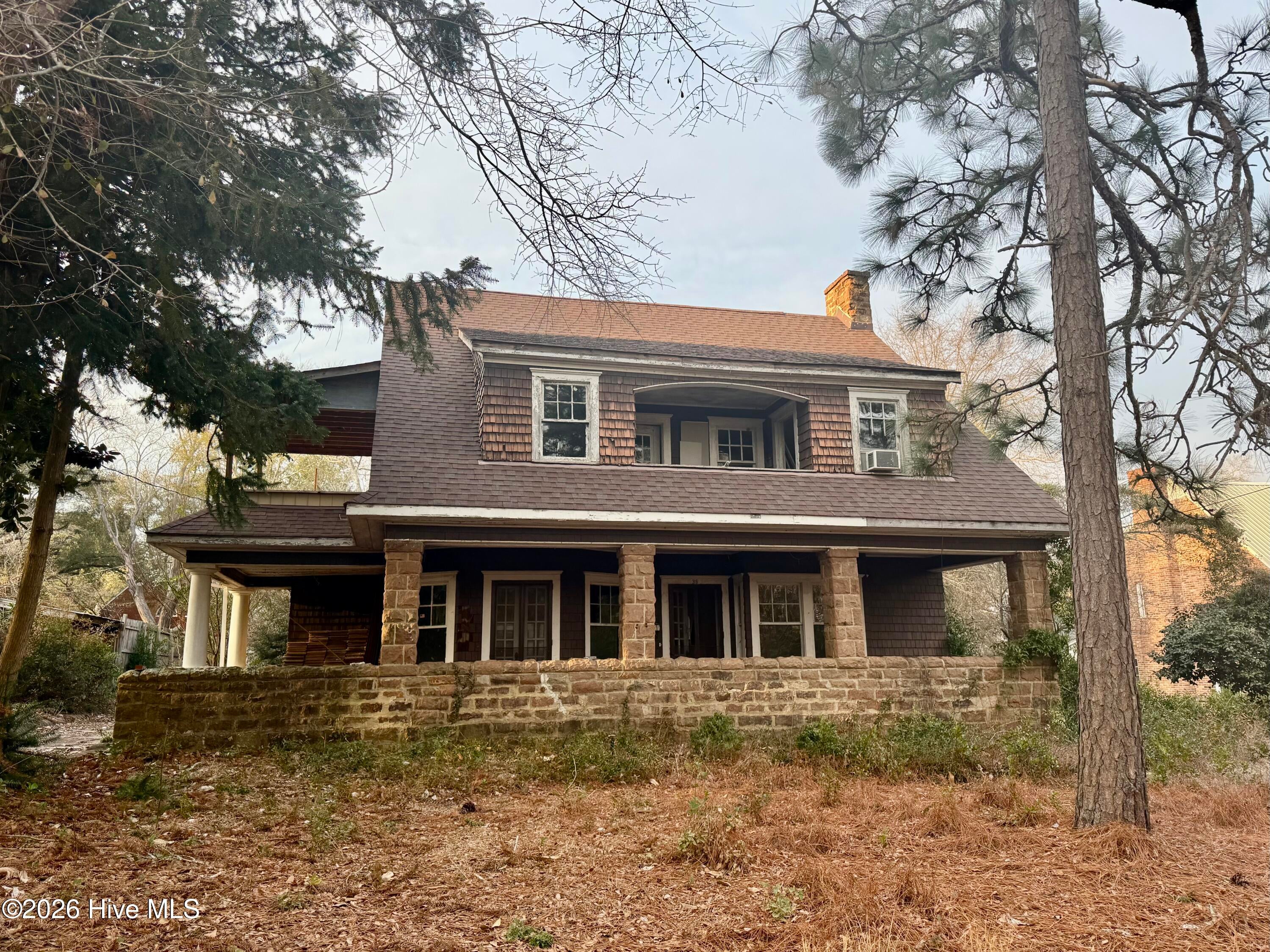 316 Entwistle Street — photo