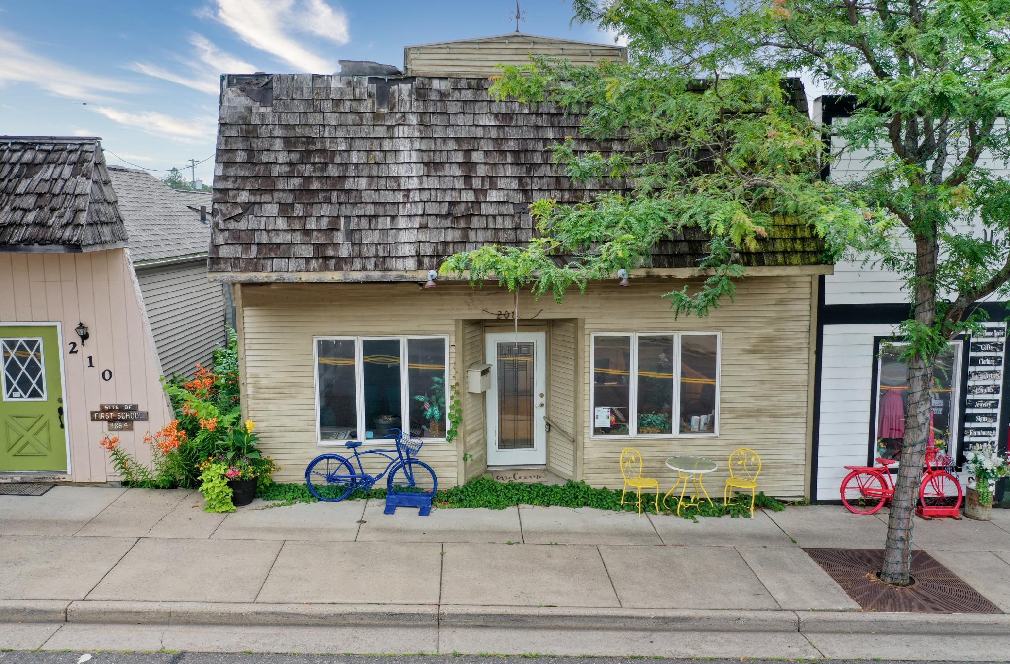 208 N Cascade Street — photo