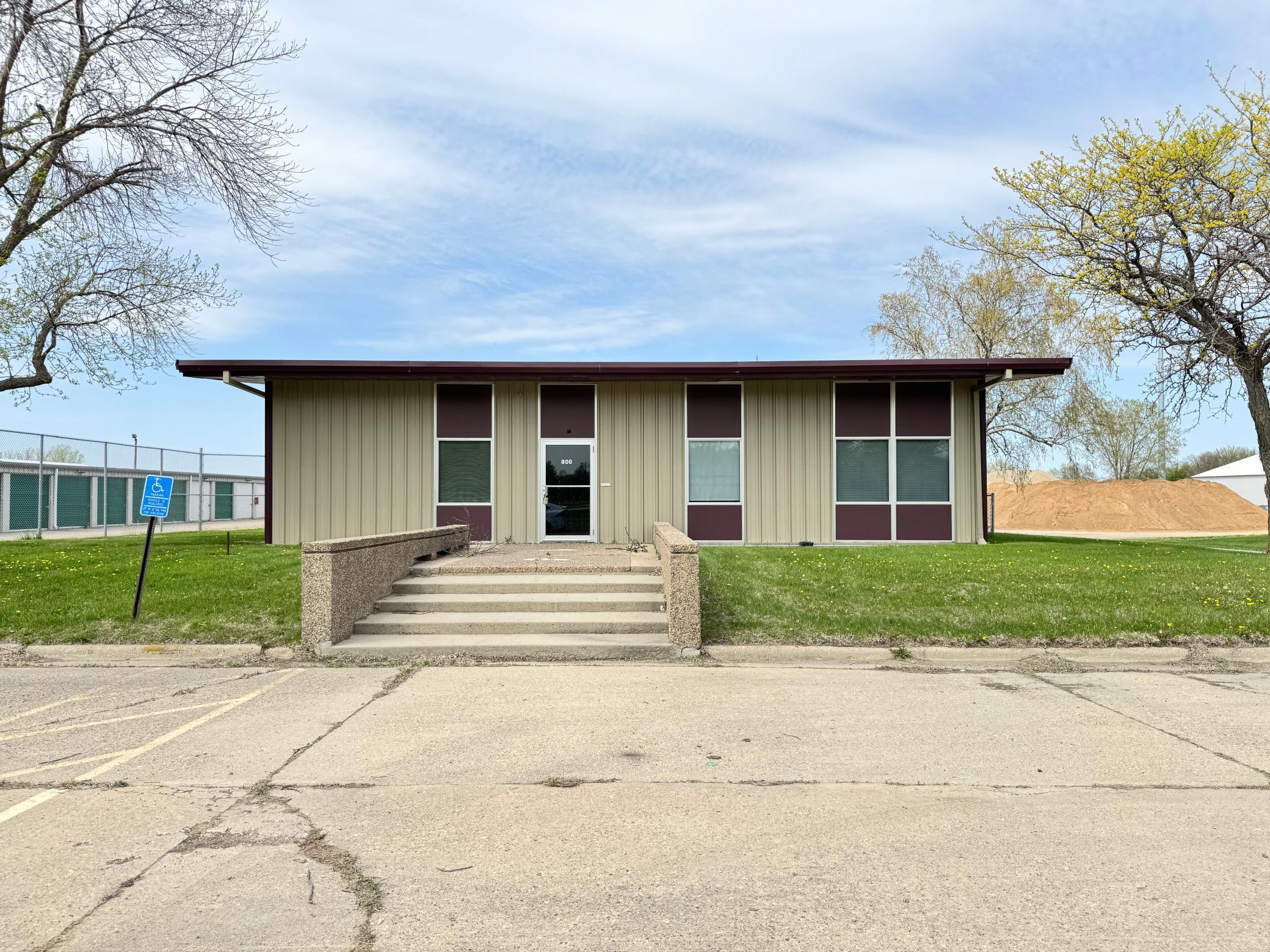 800 W College Drive — photo