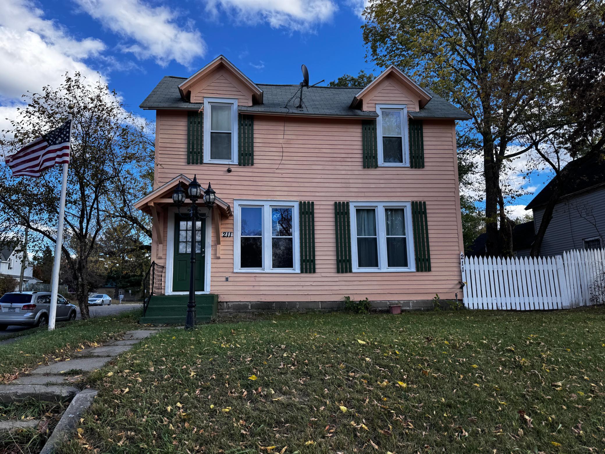 211 Maple Avenue NE — photo