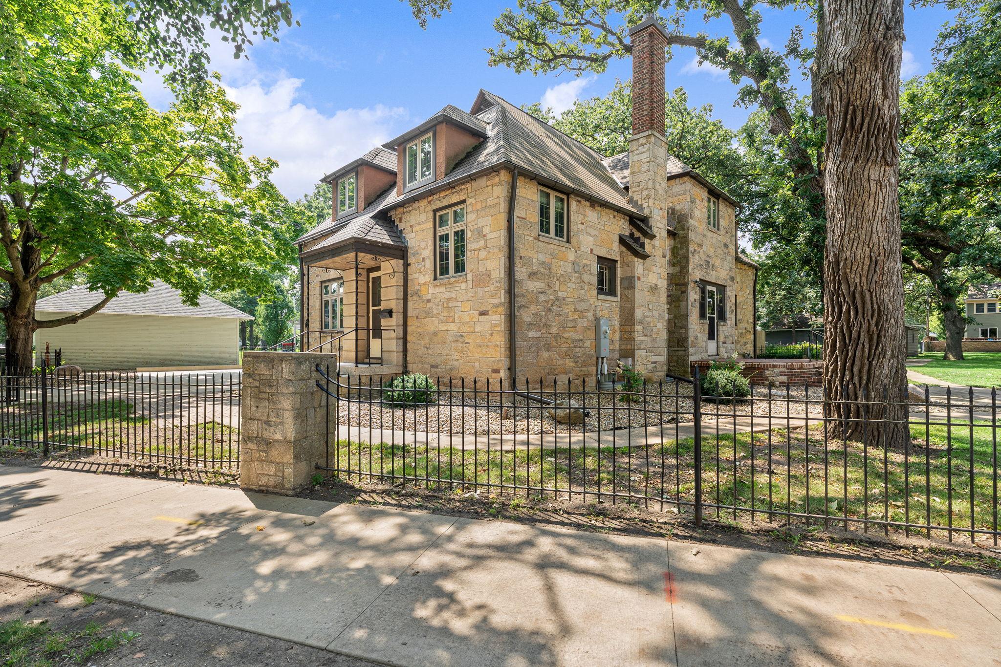 907 1st Drive NW — photo