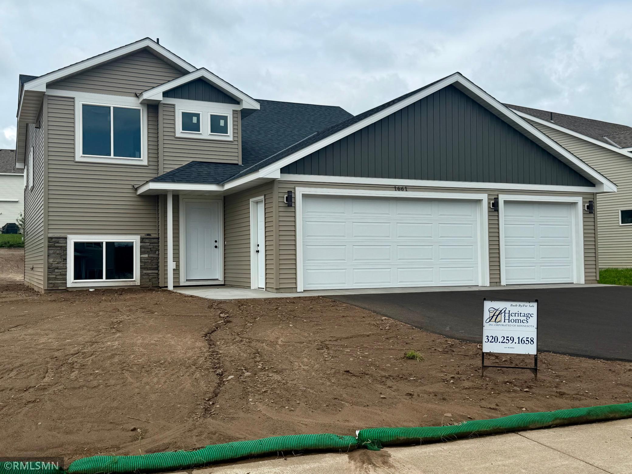 1661 Park View Lane NE — photo
