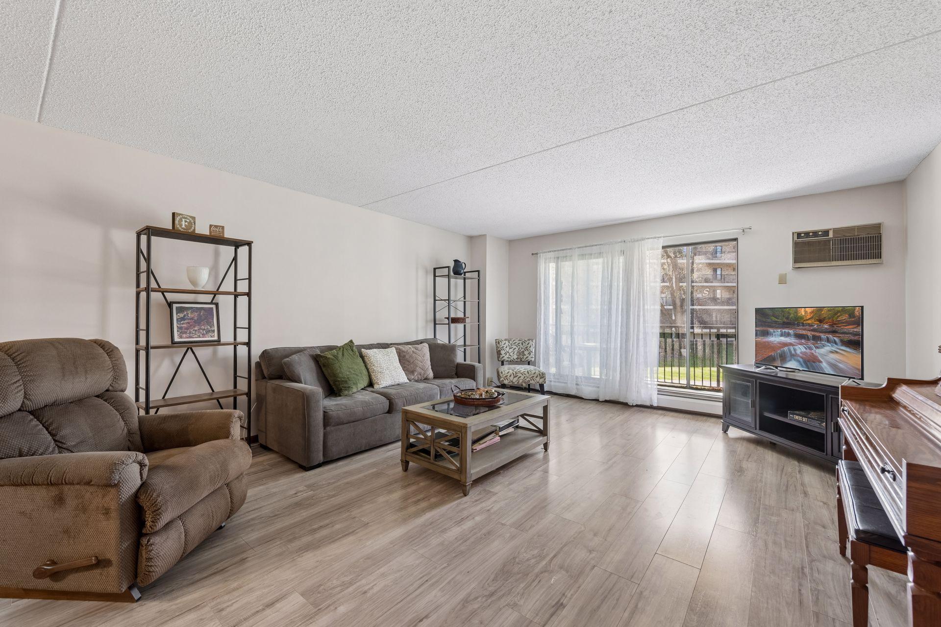 10531 Cedar Lake Road 212 — photo