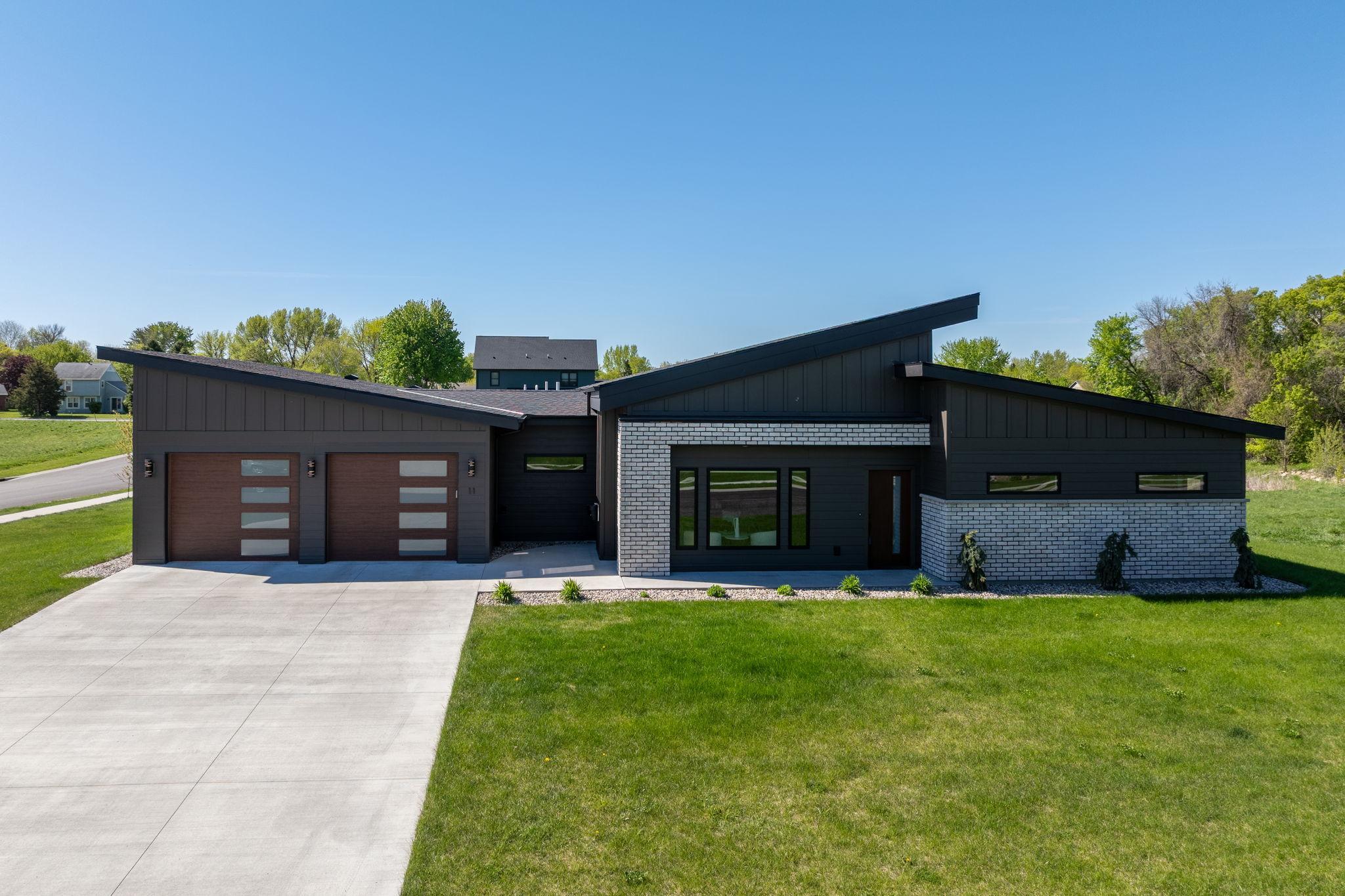 11 South Pointe Court — photo