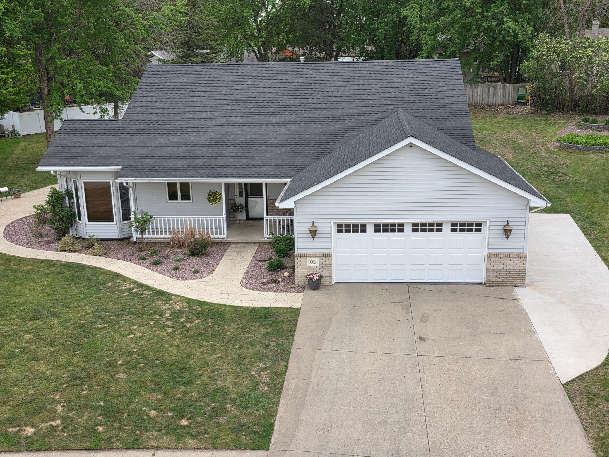 885 Briarwood Drive — photo