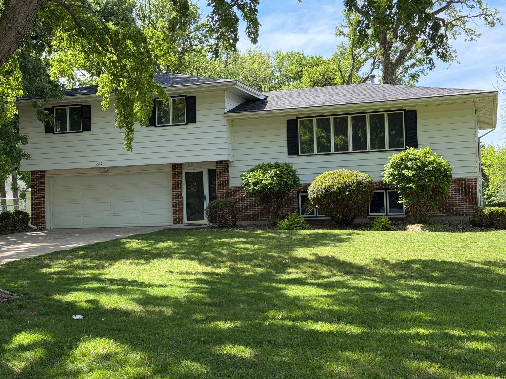 1609 Gateway Drive — photo