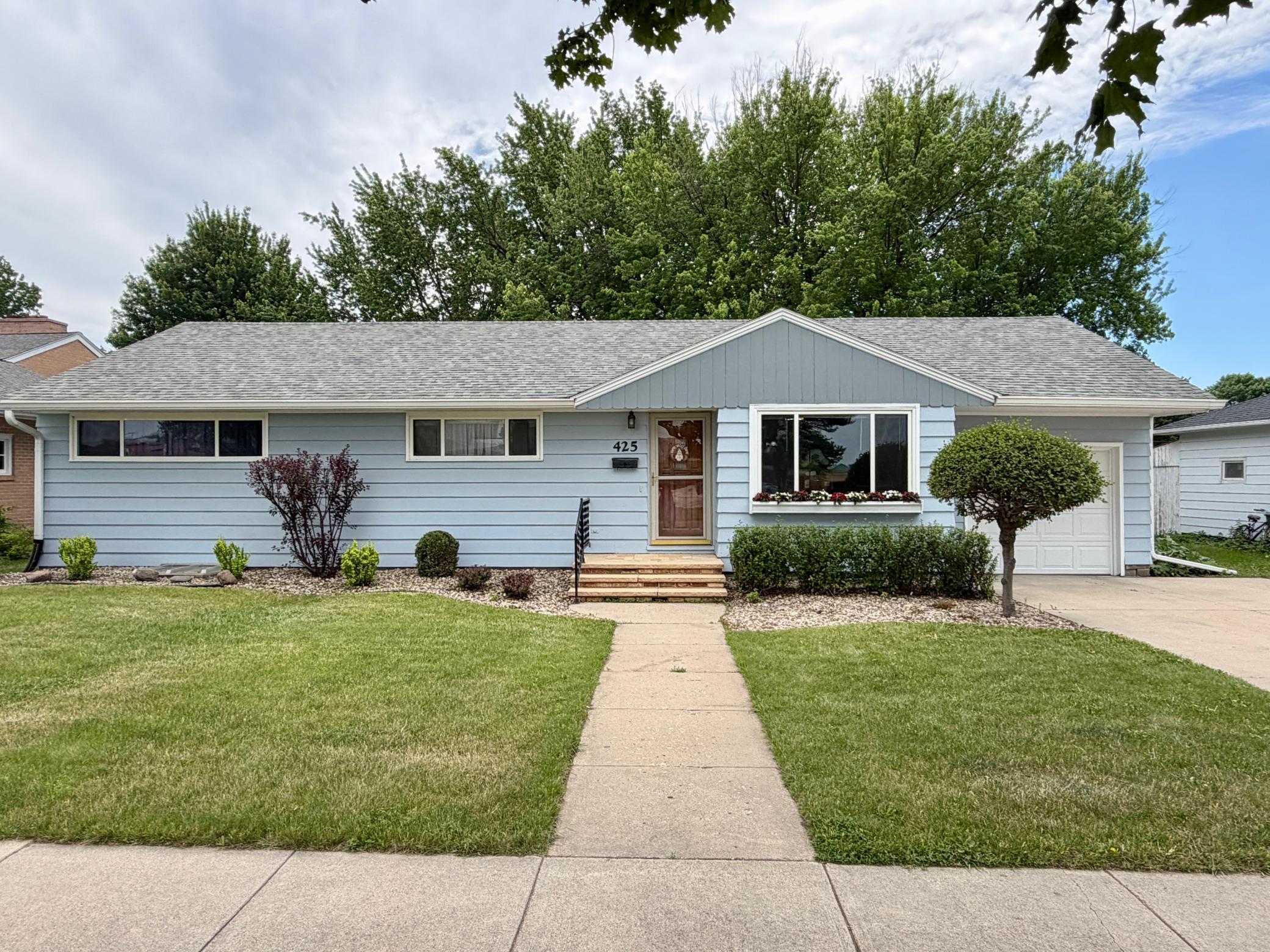 425 W Dodge Street — photo