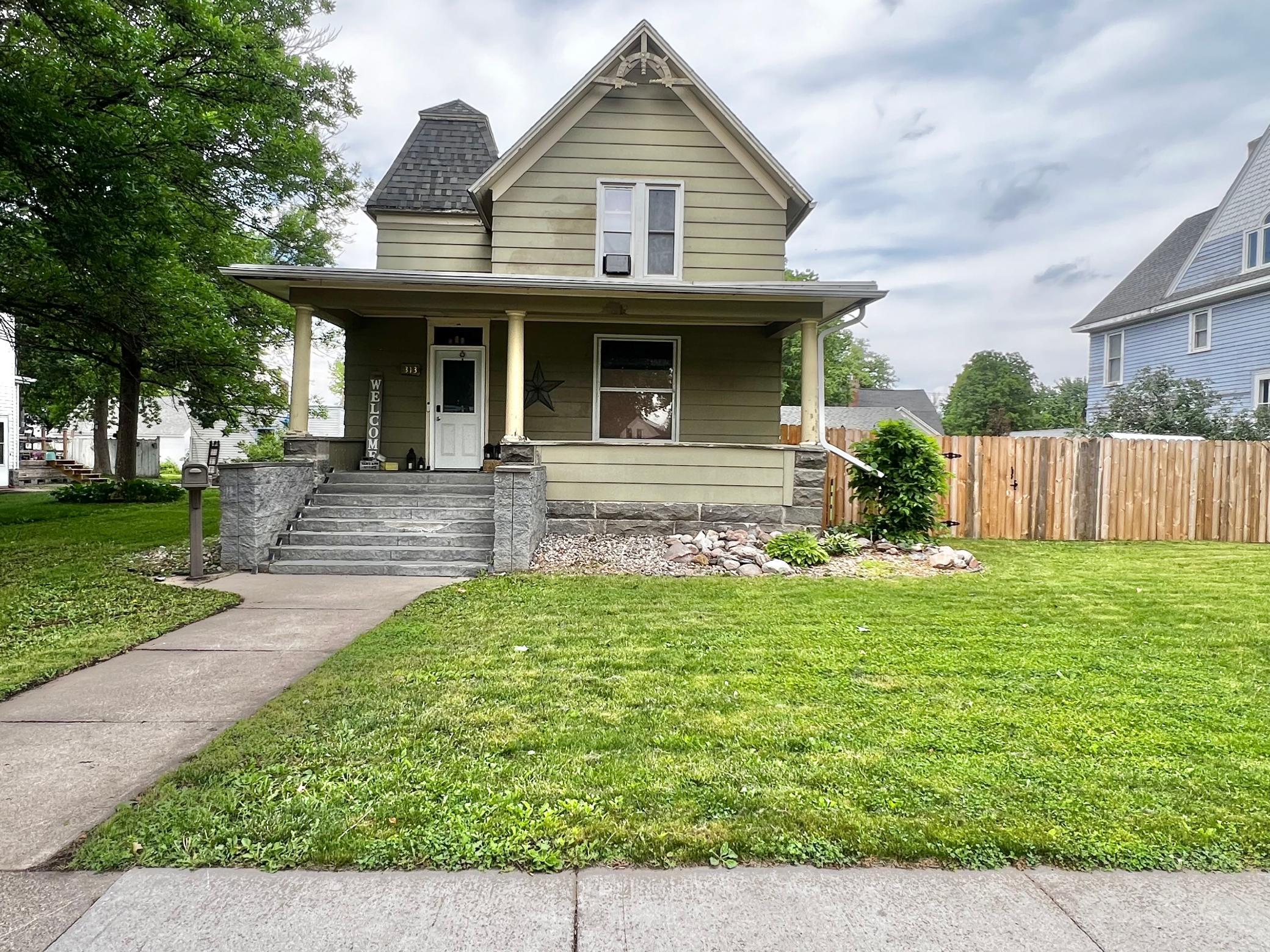 313 E 5th Street — photo