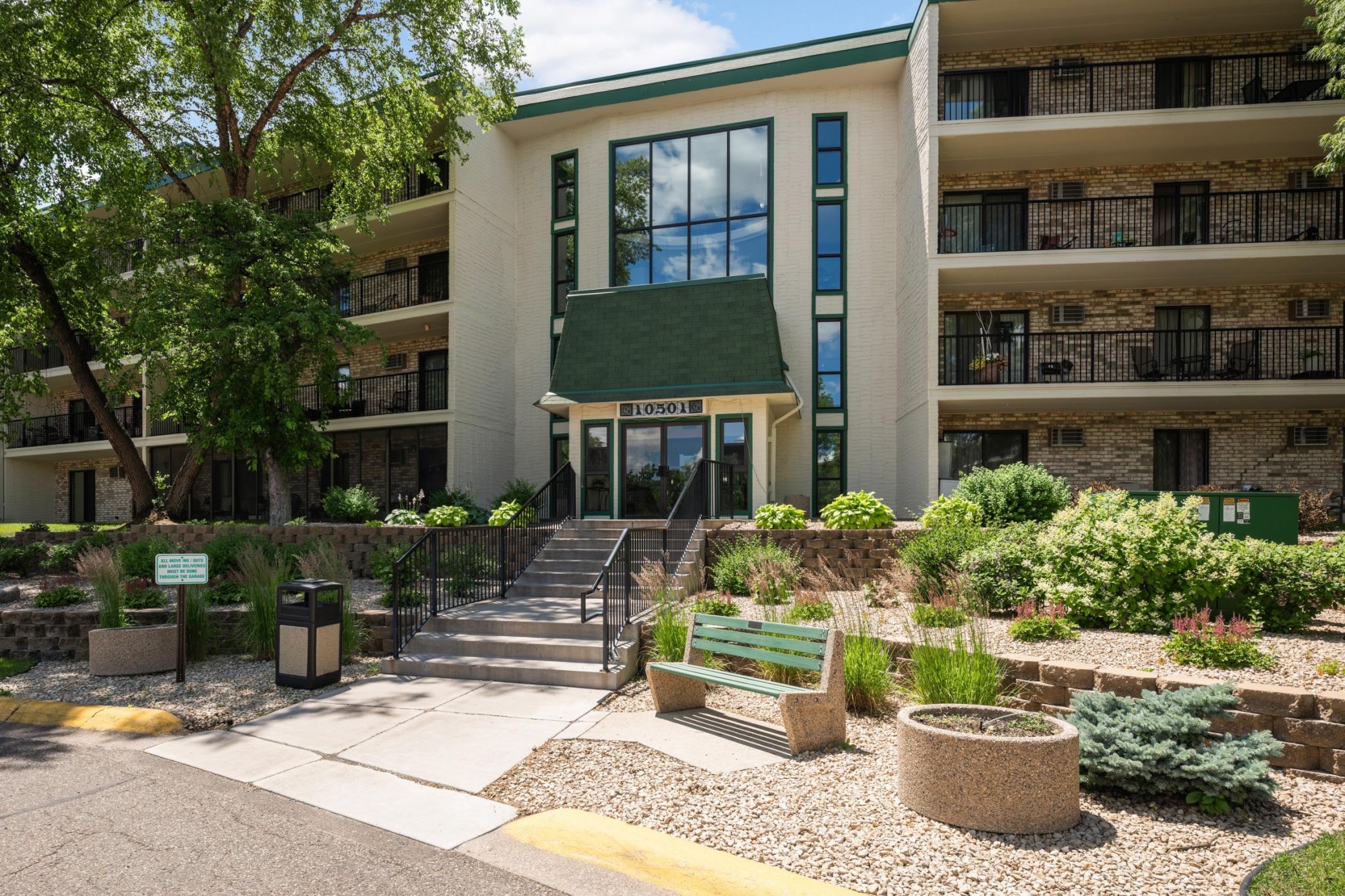 10501 Cedar Lake Road 413 — photo