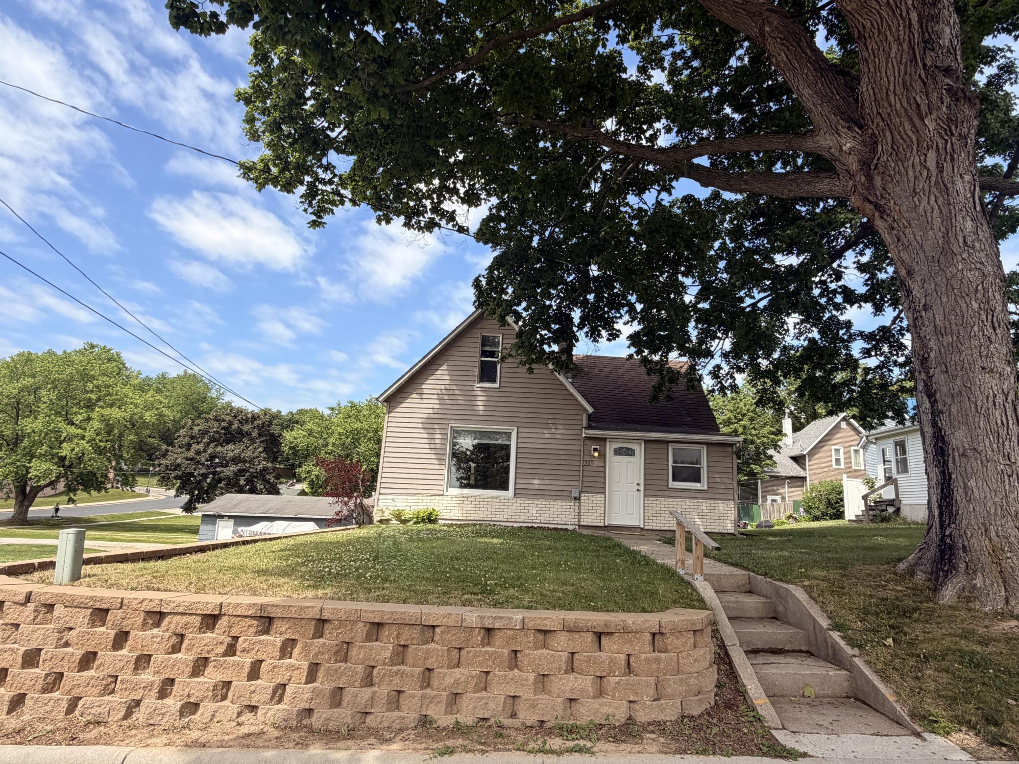 309 Pleasant Street NE — photo